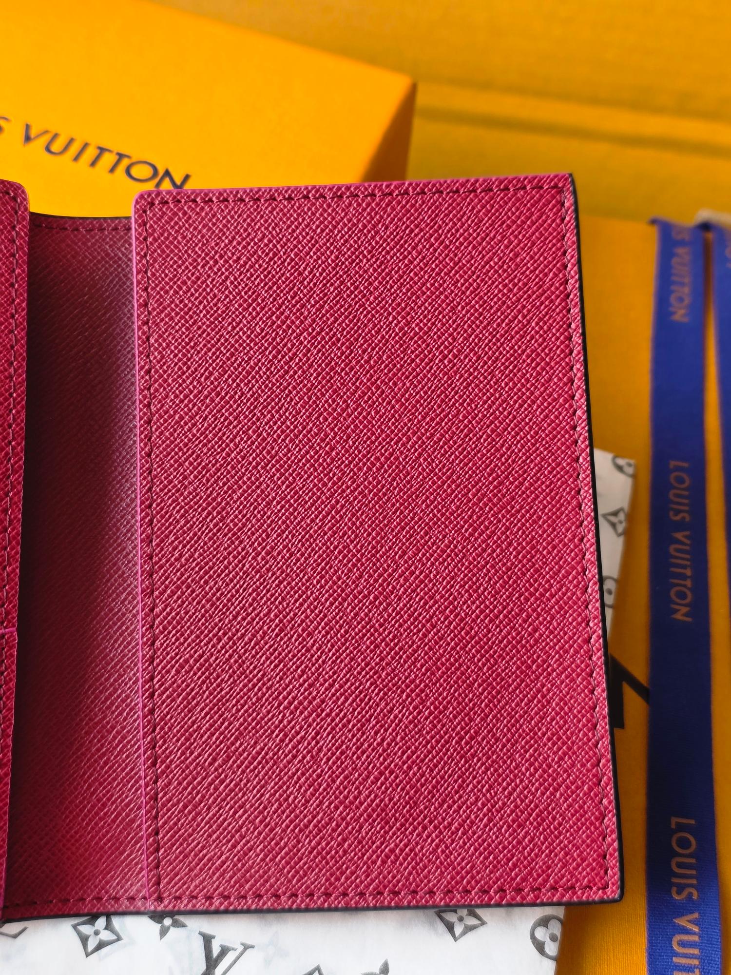 Small bag with pink leather exterior, card-holder style with stitched edges