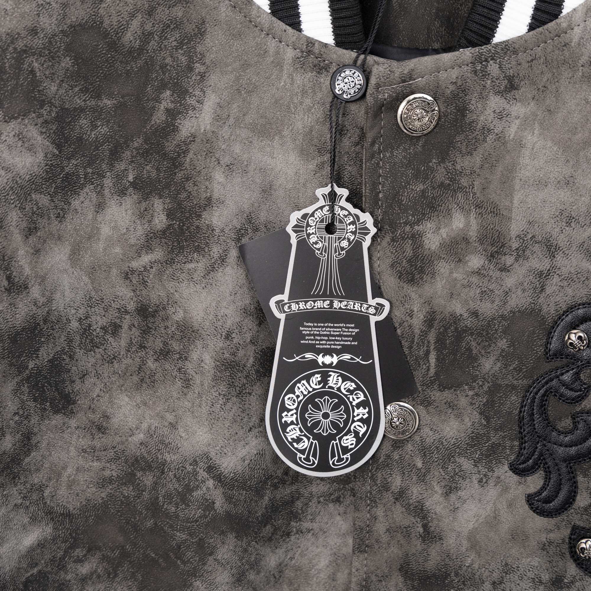 Jacket neckline with black-and-white striped ribbing and hanging brand tag
