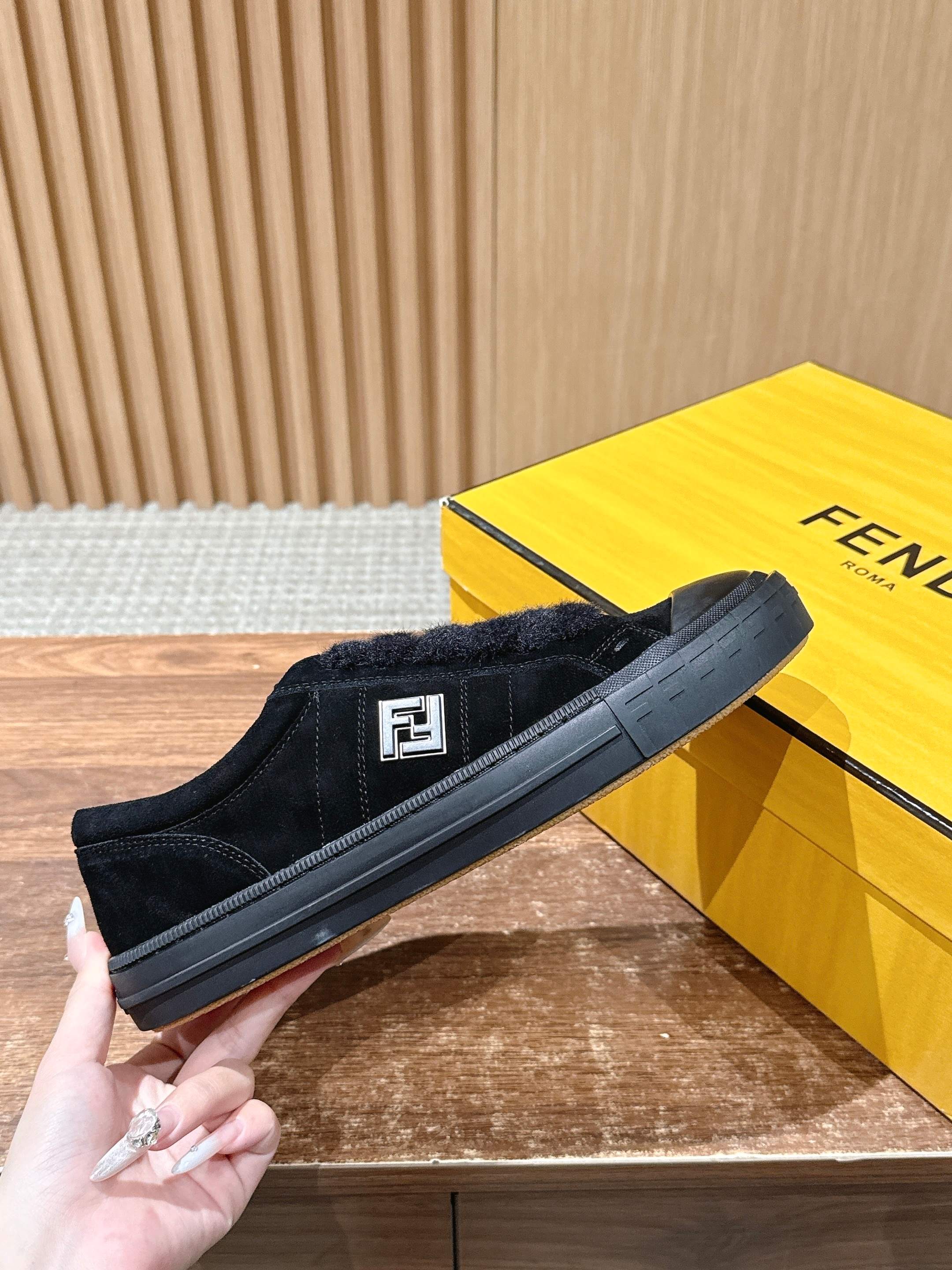 Luxury Shoes Fendi Unisex
