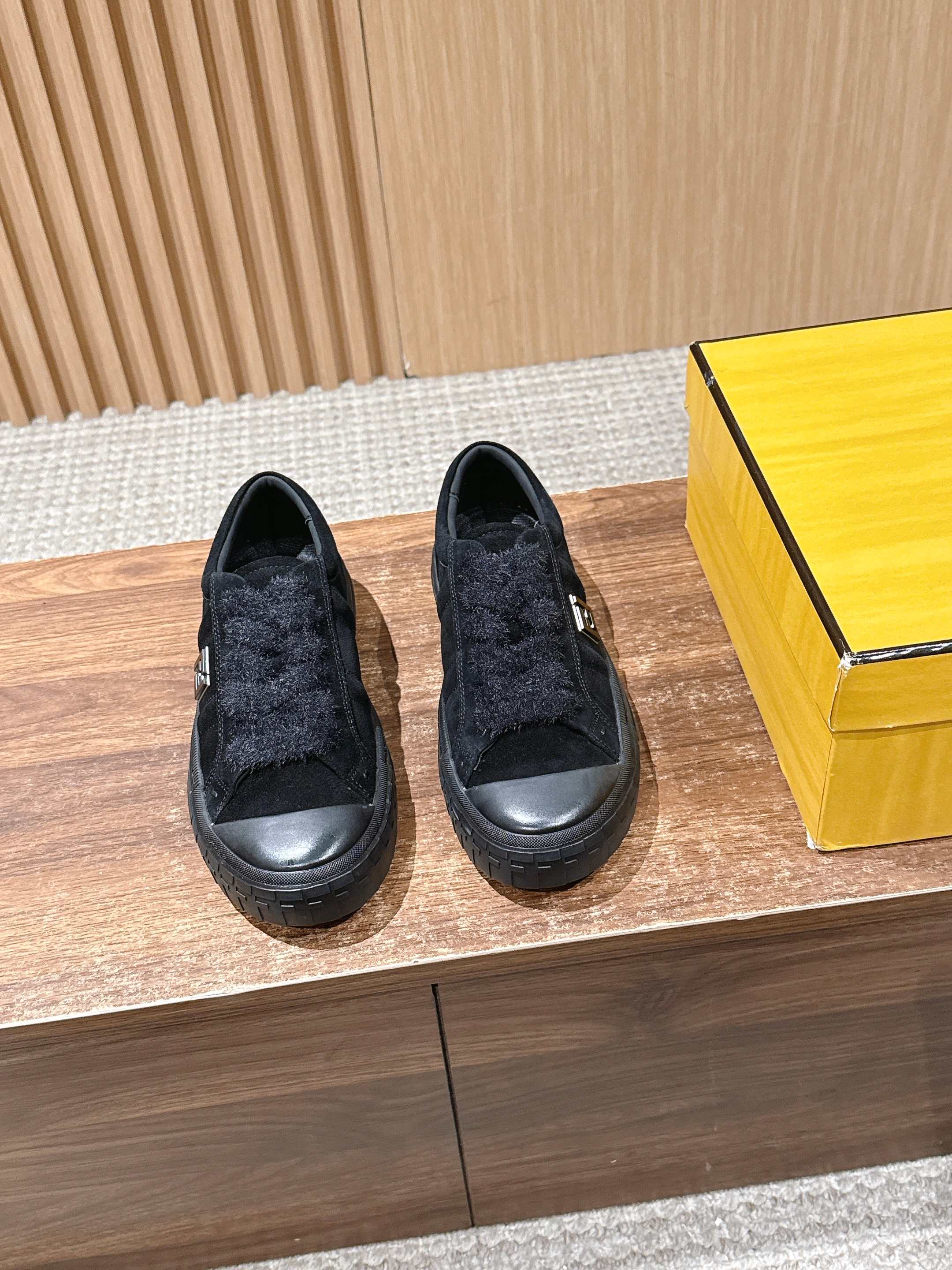 Luxury Shoes Fendi Unisex