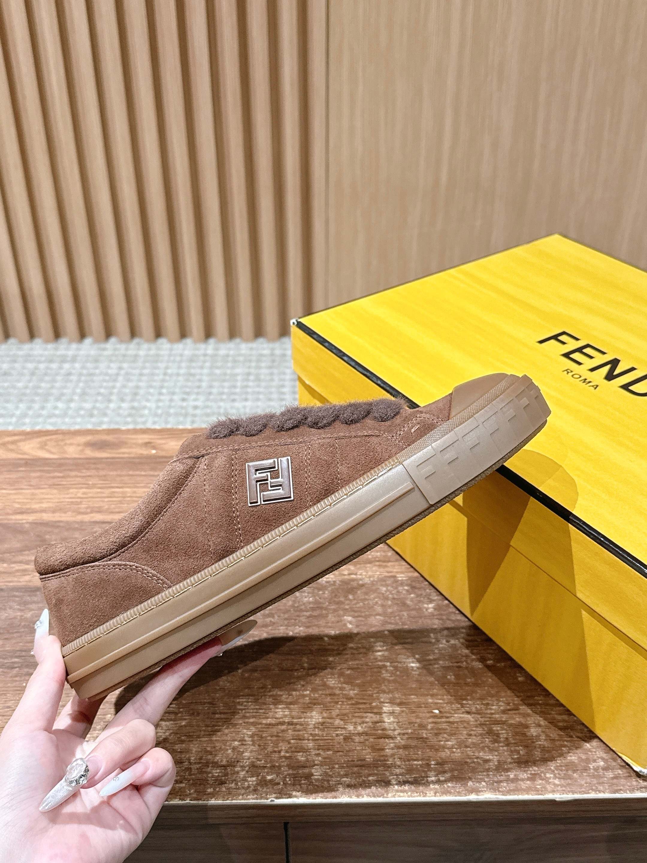 Luxury Shoes Fendi Unisex