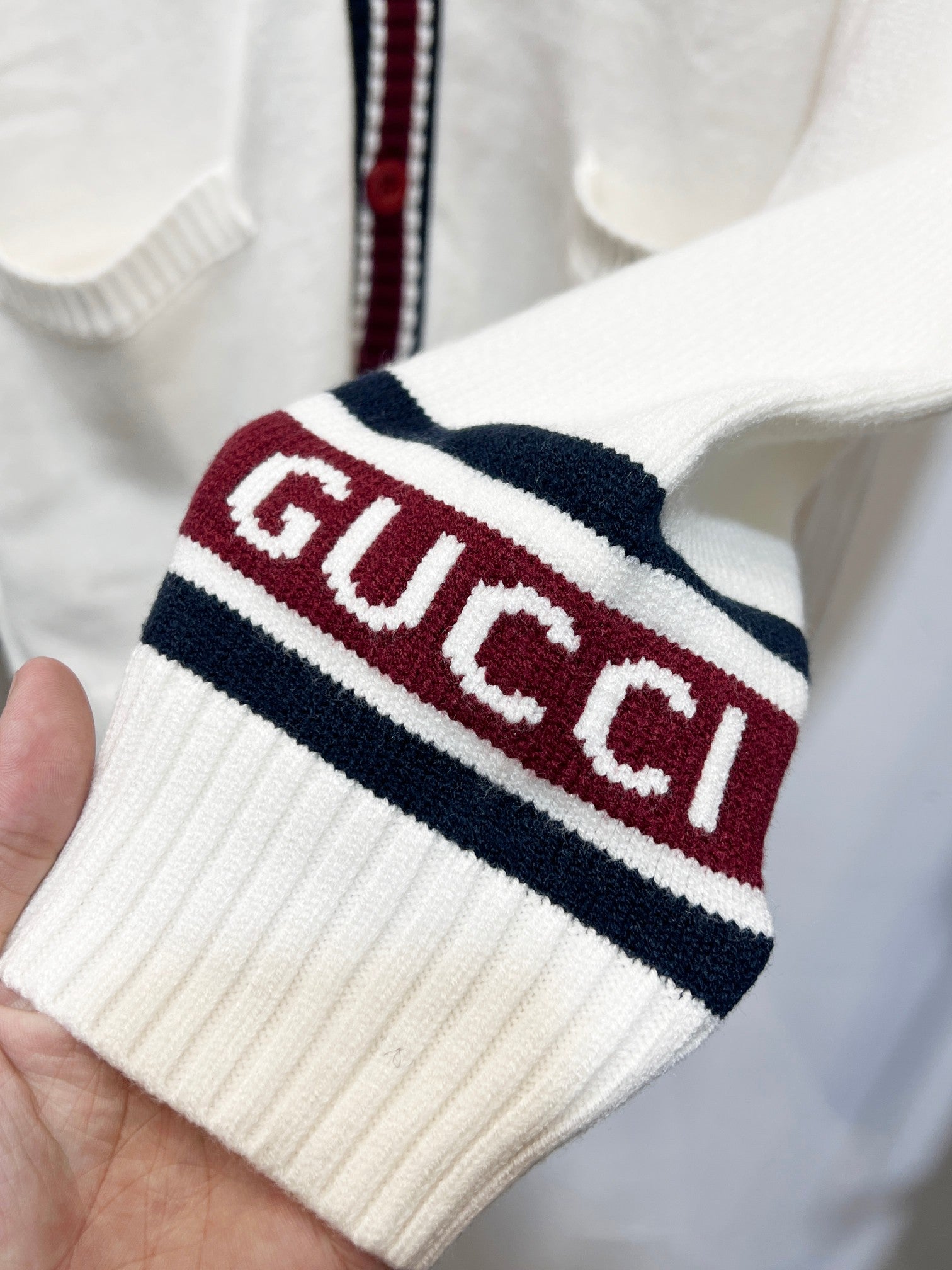 Gucci long cardigan ribbed cuff with large GUCCI logo in burgundy and navy