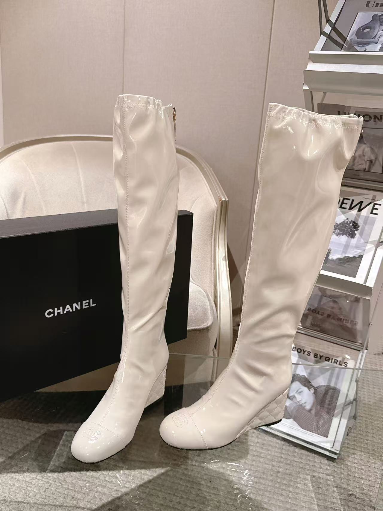 Chanel knee-high boots in light white patent leather, smooth shaft and pointed toe