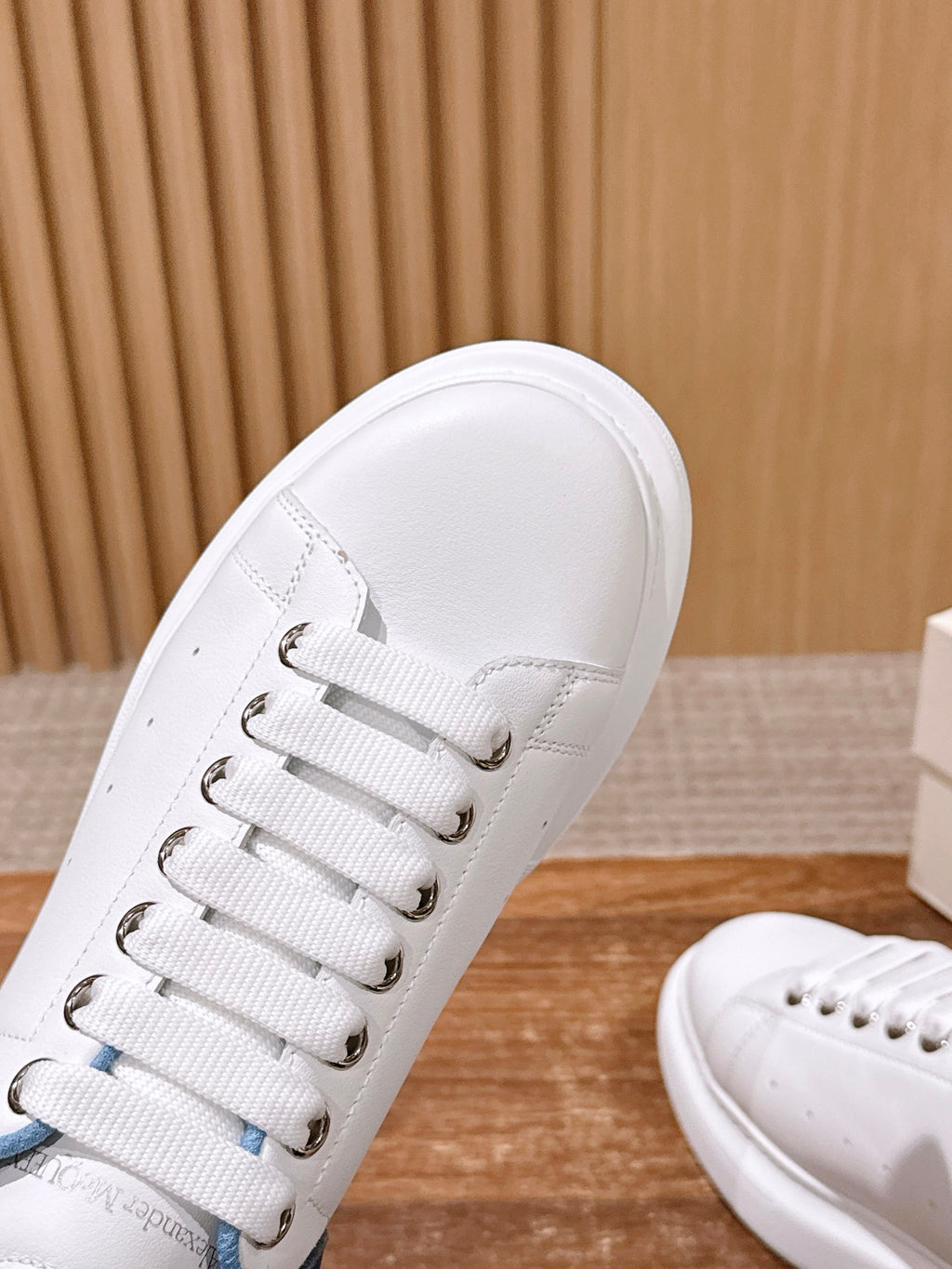Alexander McQueen white leather sneaker toe cap with lace-up eyelets