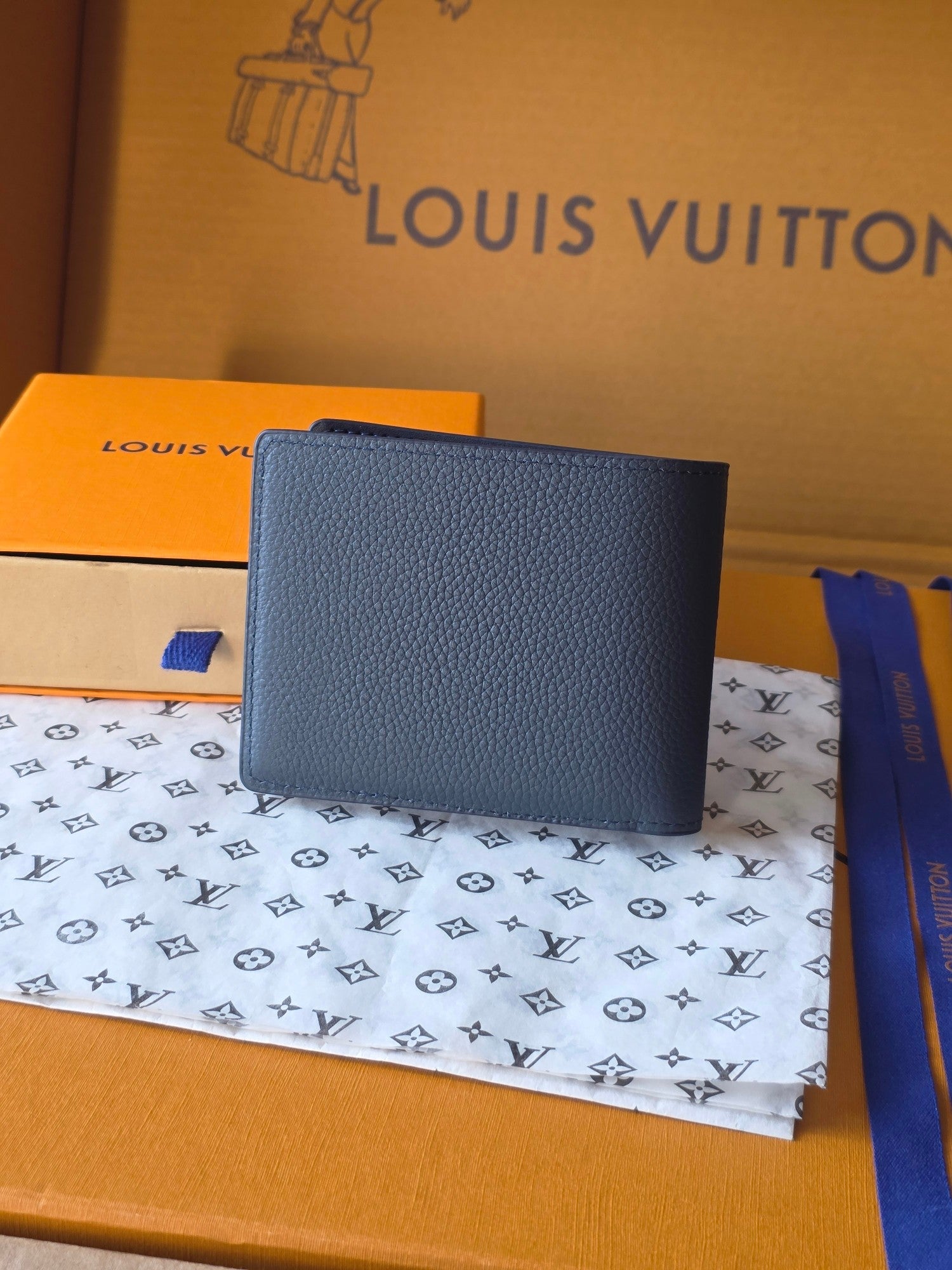 Small bag: Louis Vuitton blue leather card wallet with embossed logo on front