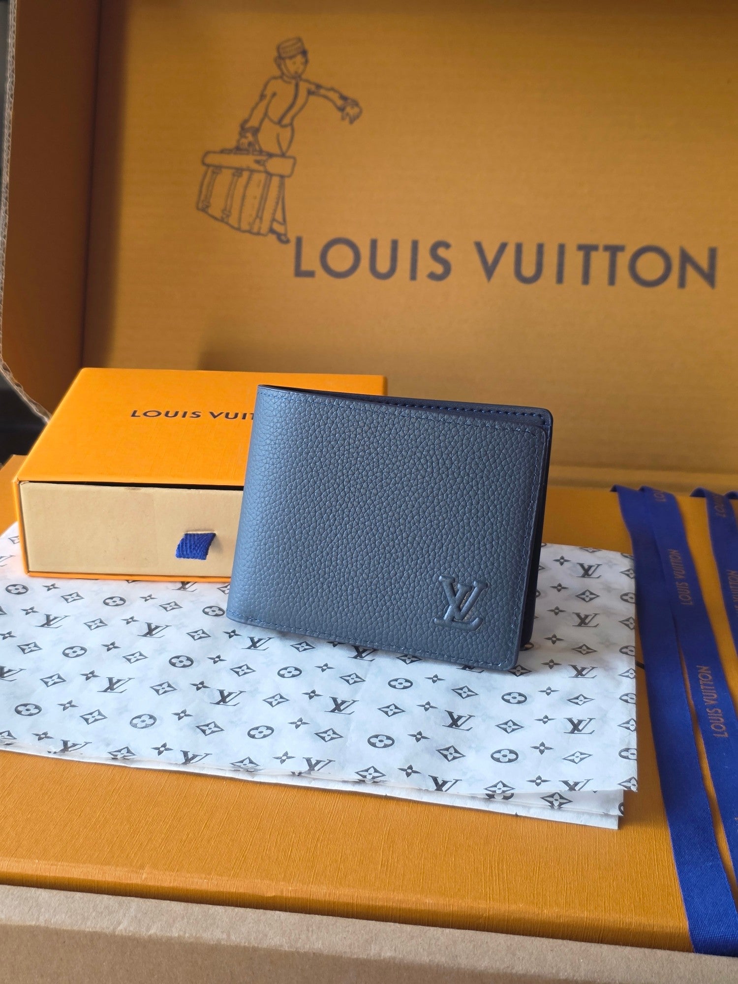 Small bag: Louis Vuitton blue leather card wallet with embossed logo on front