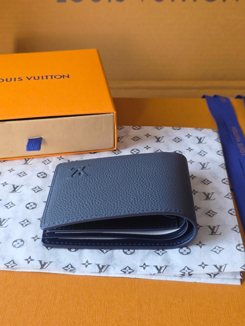 Small bag: Louis Vuitton blue leather card wallet folded with front logo