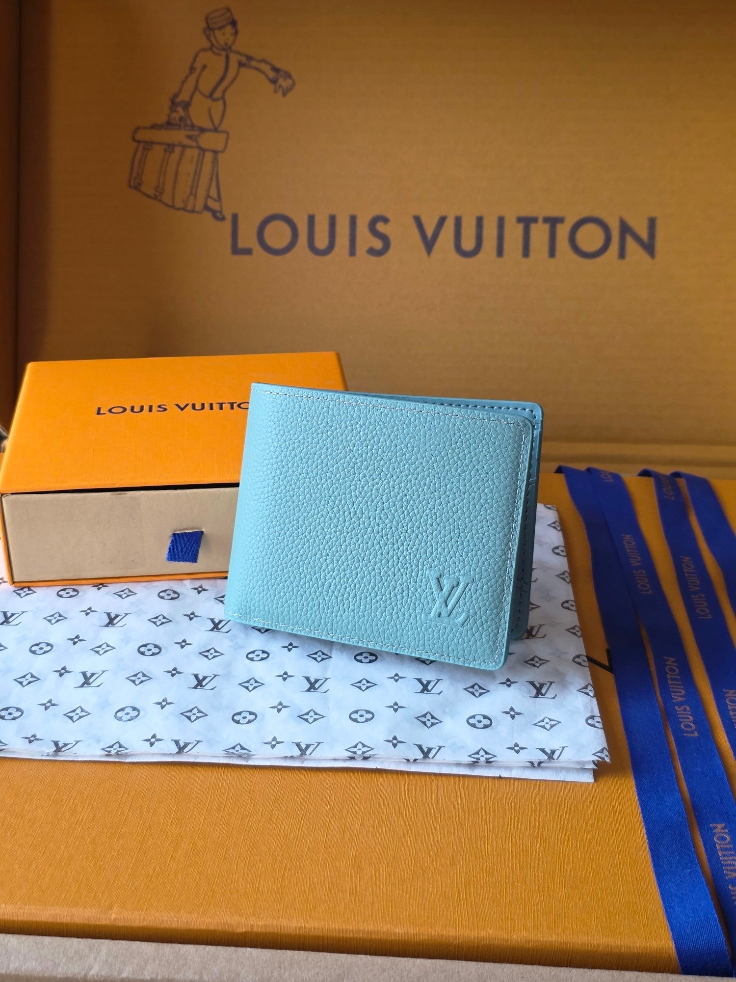 Small bag wallet in light blue with Louis Vuitton monogram on front