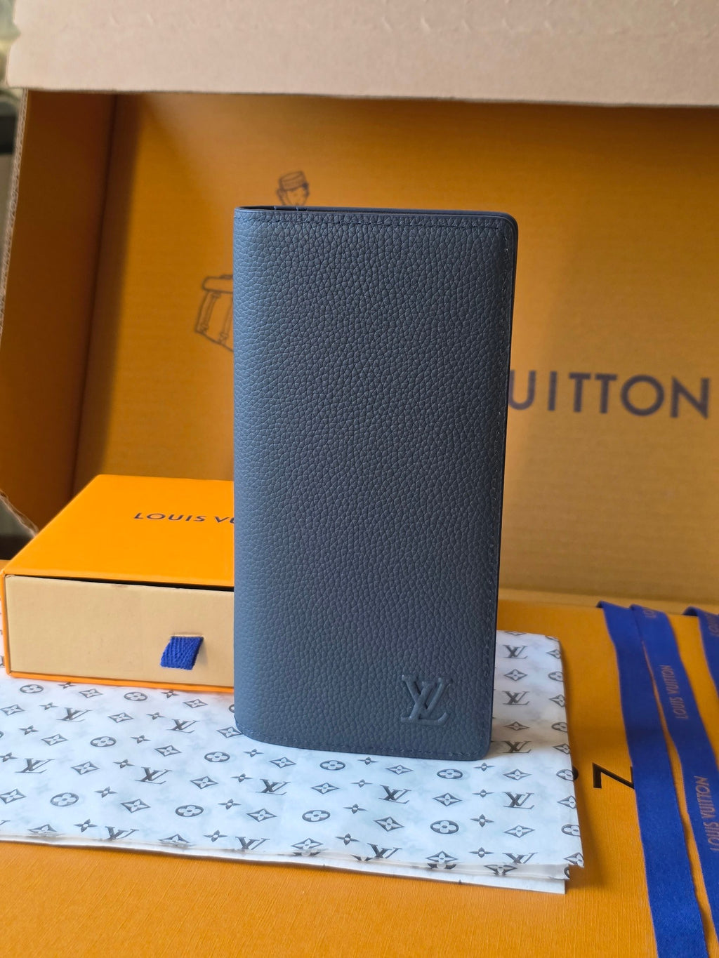 Small leather wallet in dark blue with Louis Vuitton logo embossed on front