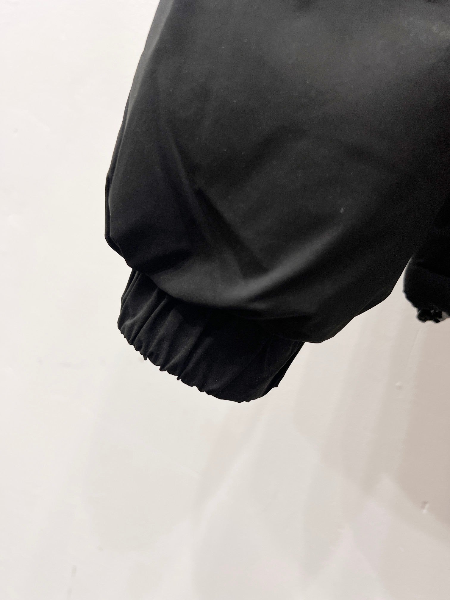 Puffer jacket sleeve cuff with elastic hem in dark gray