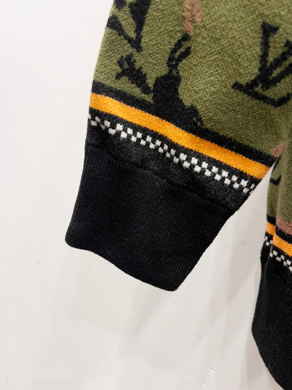 Zip-up jacket sleeve hem with striped band and black rib cuff