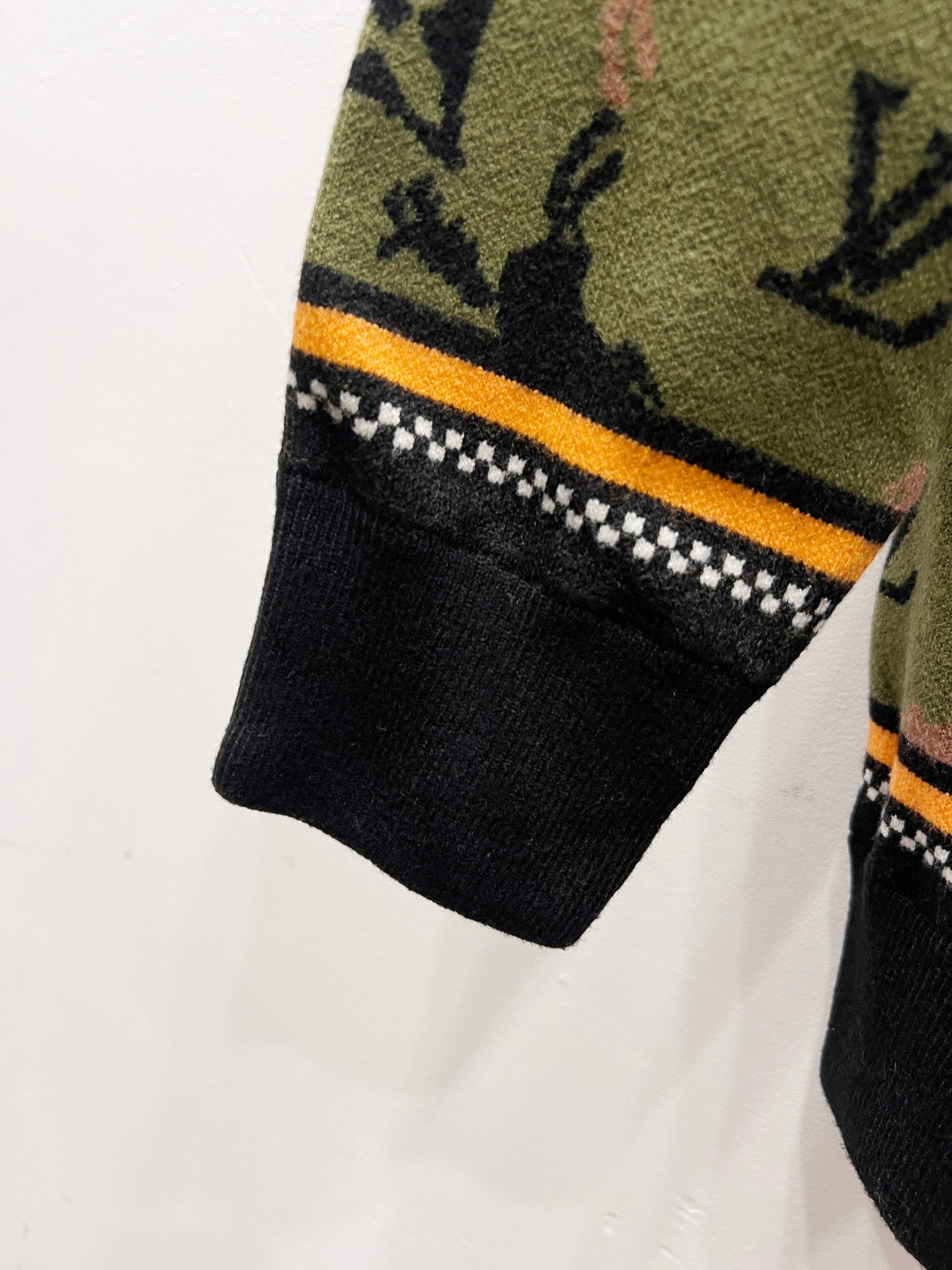 Zip-up jacket sleeve hem with striped band and black rib cuff