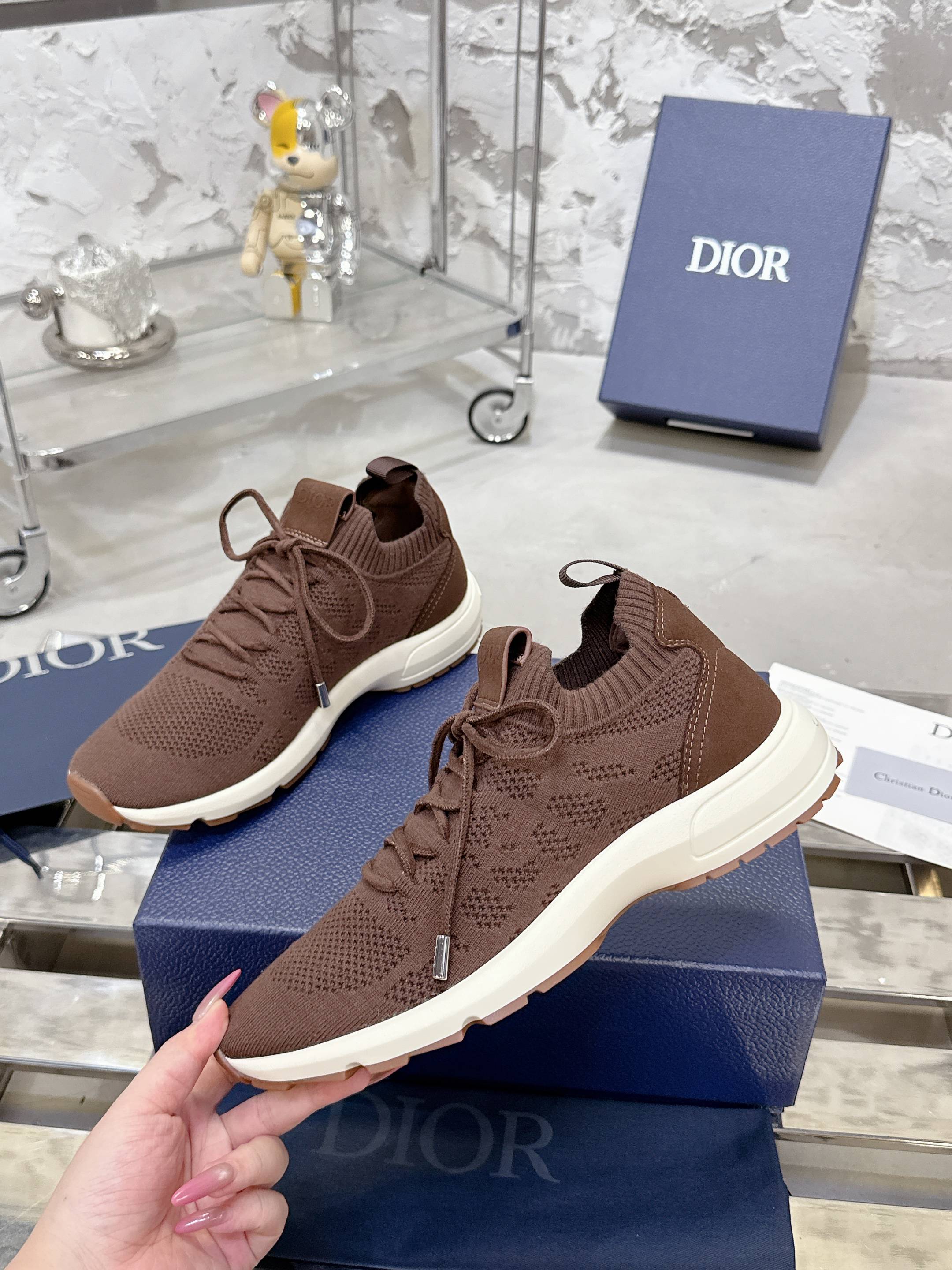 Unisex lace-up knit sneakers in brown with cushioned white midsoles