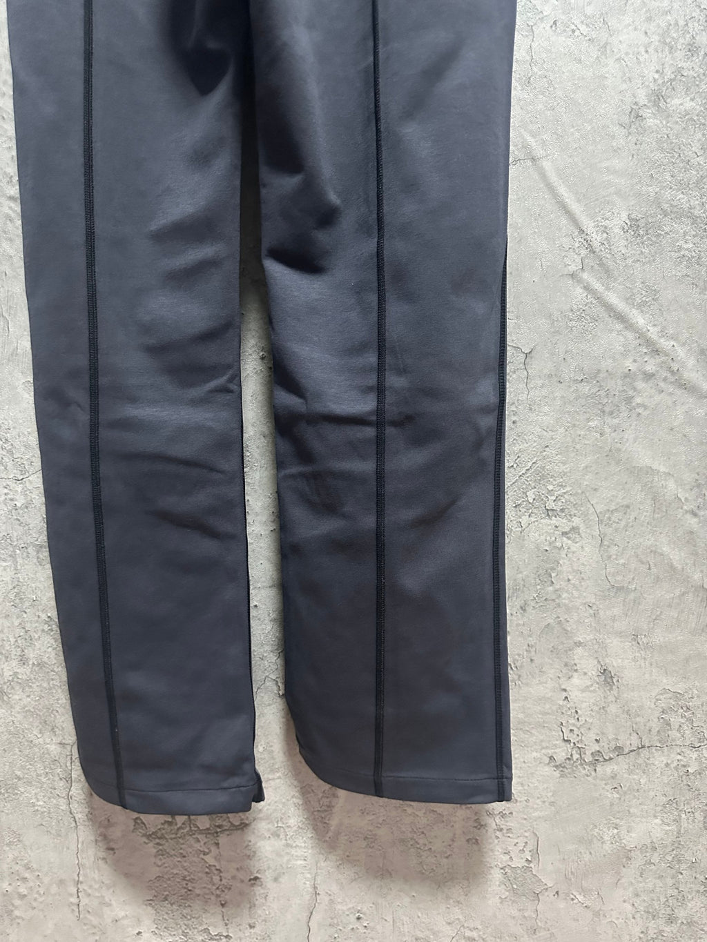 Dark blue wide-leg sweatpants with straight hem and stitched panels