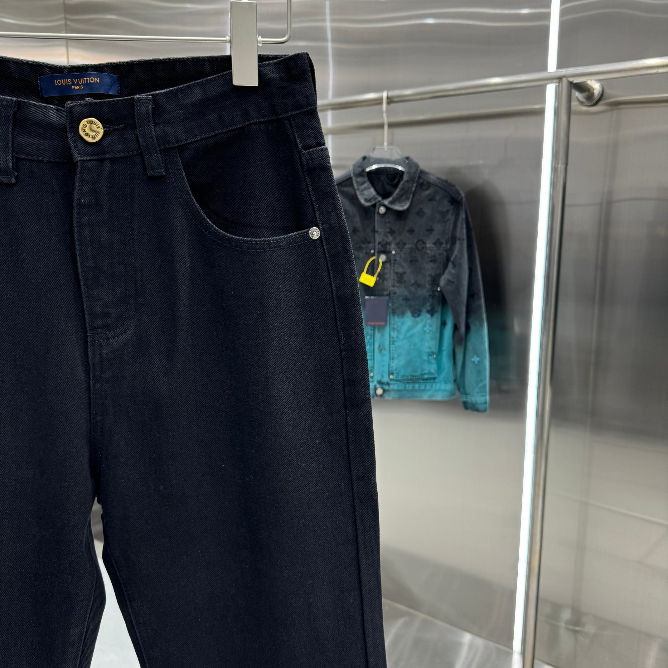 Dark blue denim jeans with side pocket and gold coin button