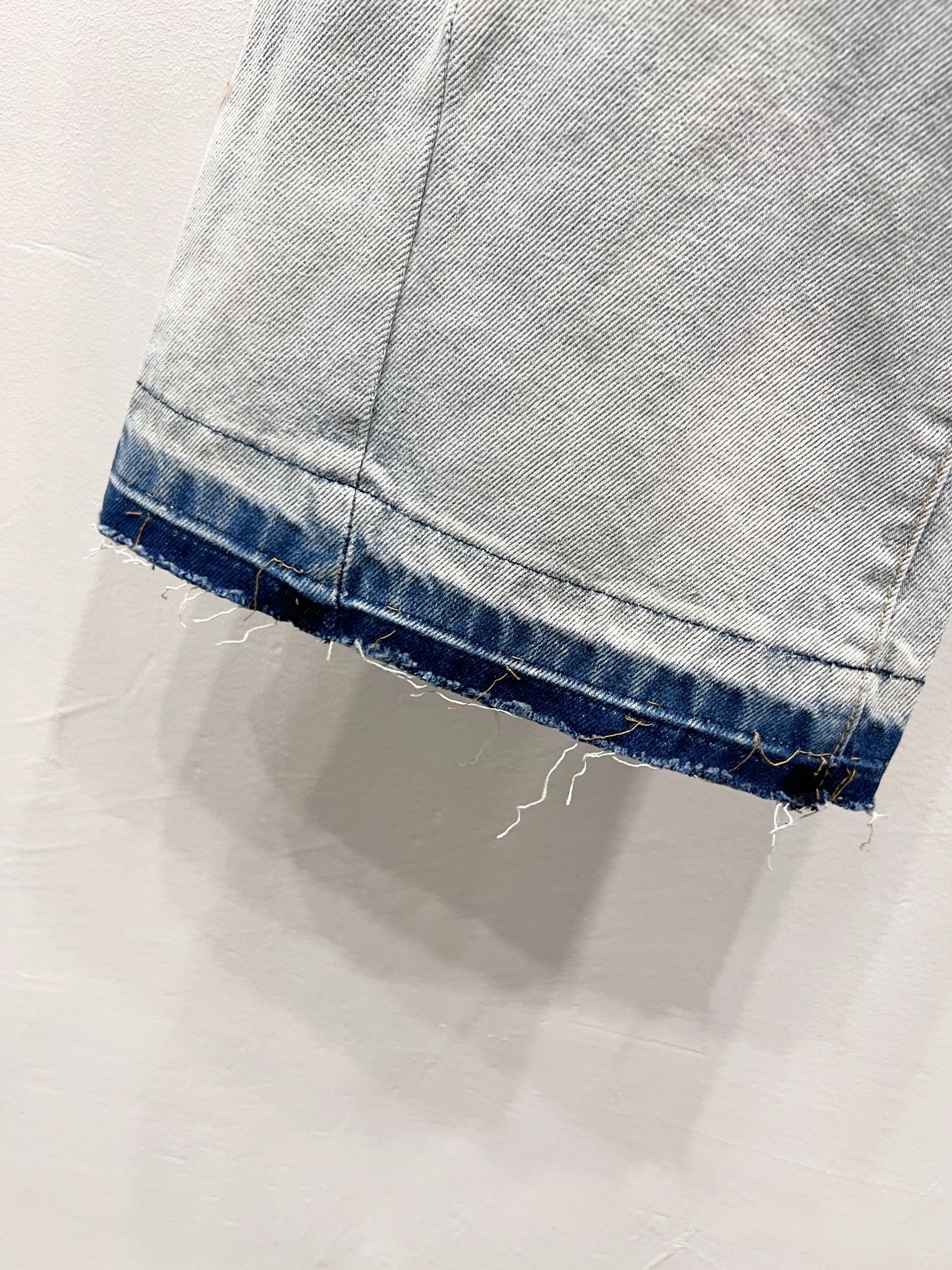 Frayed hem light blue denim pants with star-and-heart print
