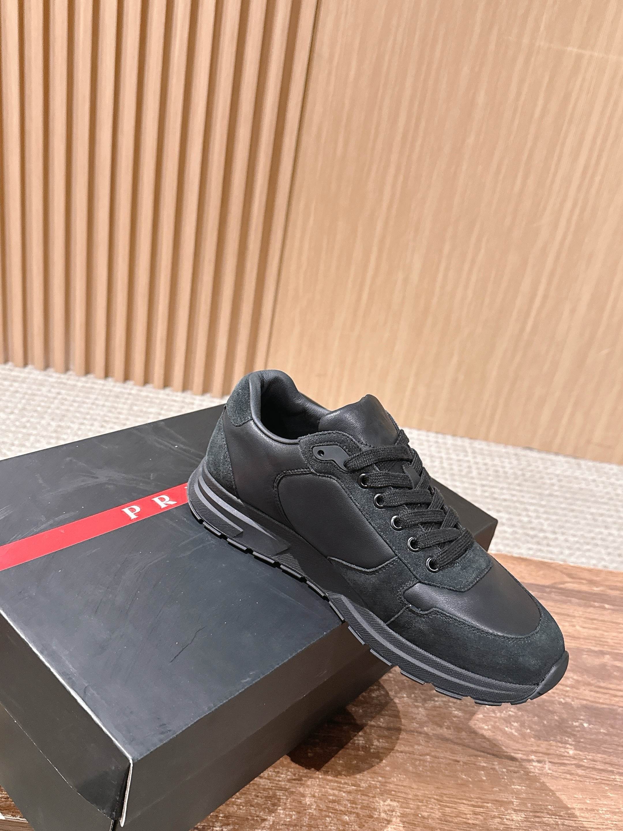 Dark unisex sneakers with lace-up closure and stitched overlay details
