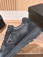 Dark unisex sneaker with side logo patch, lace-up upper and ribbed sole