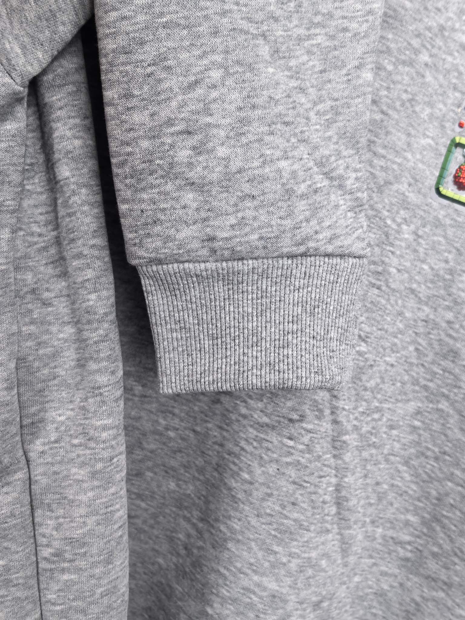 Gray sweatshirt with ribbed cuffs and hem detail