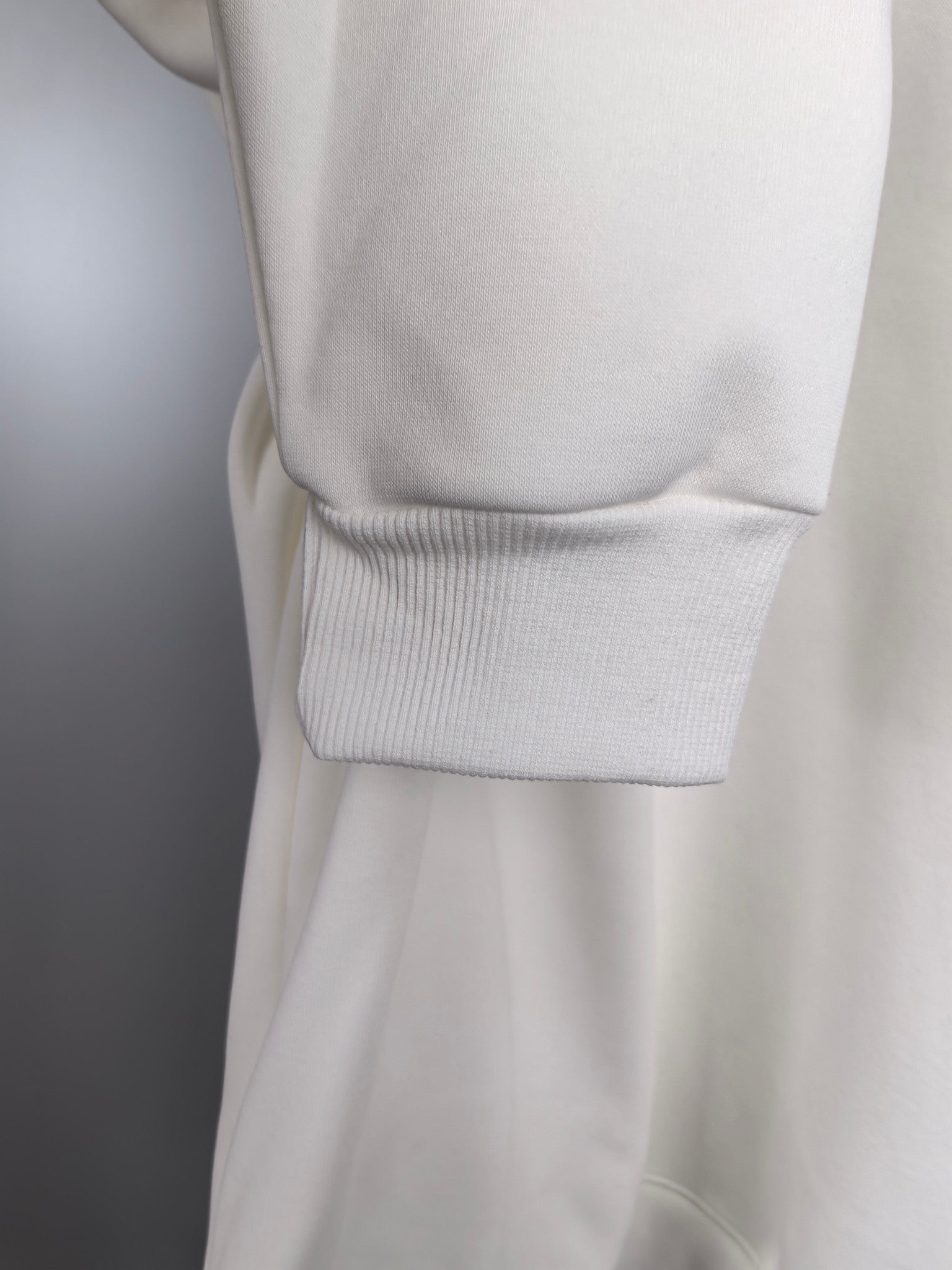White sweatshirt with ribbed cuff and gathered waist hem