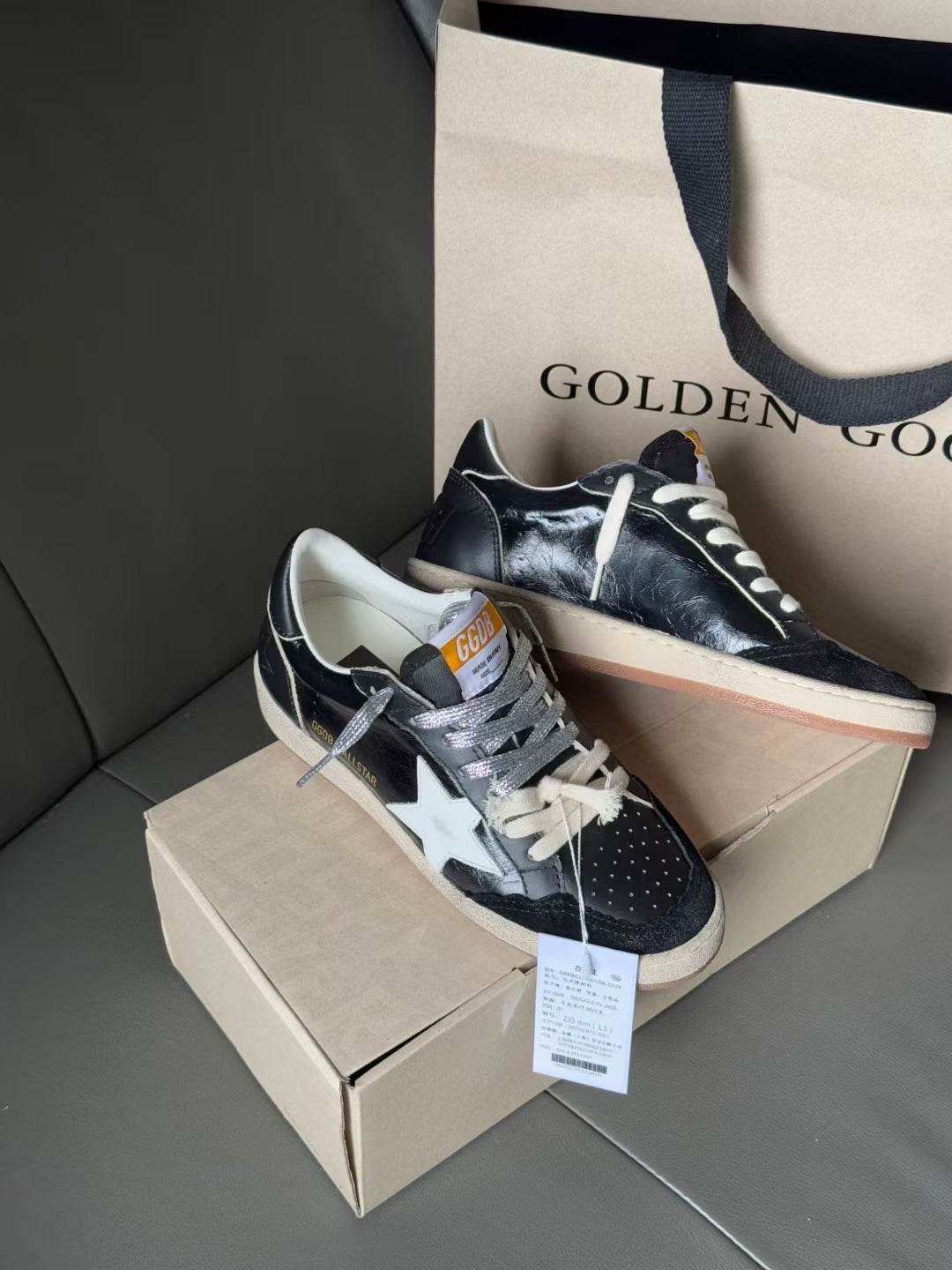 Side view low-top sneakers, dark navy with white star, lace-up, gum sole, in box