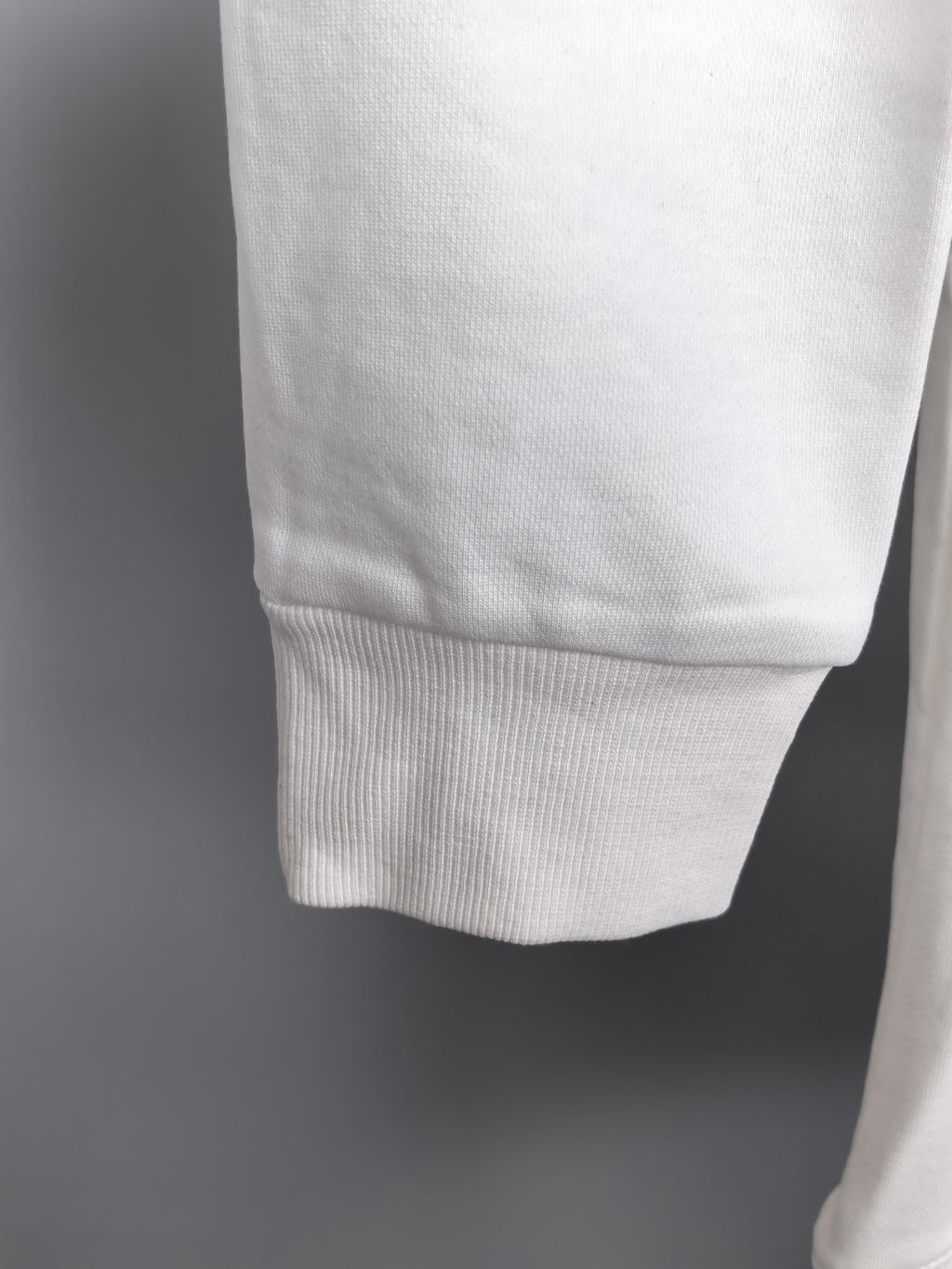 Long-sleeve sweatshirt cuff and hem, ribbed finish in white