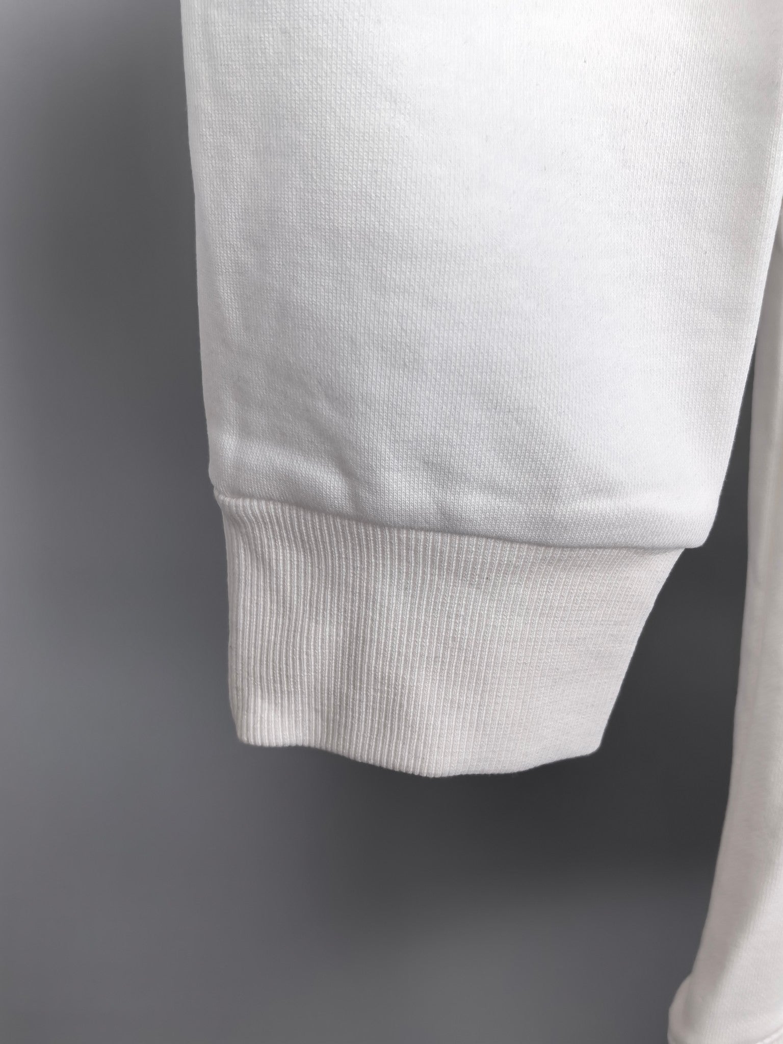 Long-sleeve sweatshirt cuff and hem, ribbed finish in white