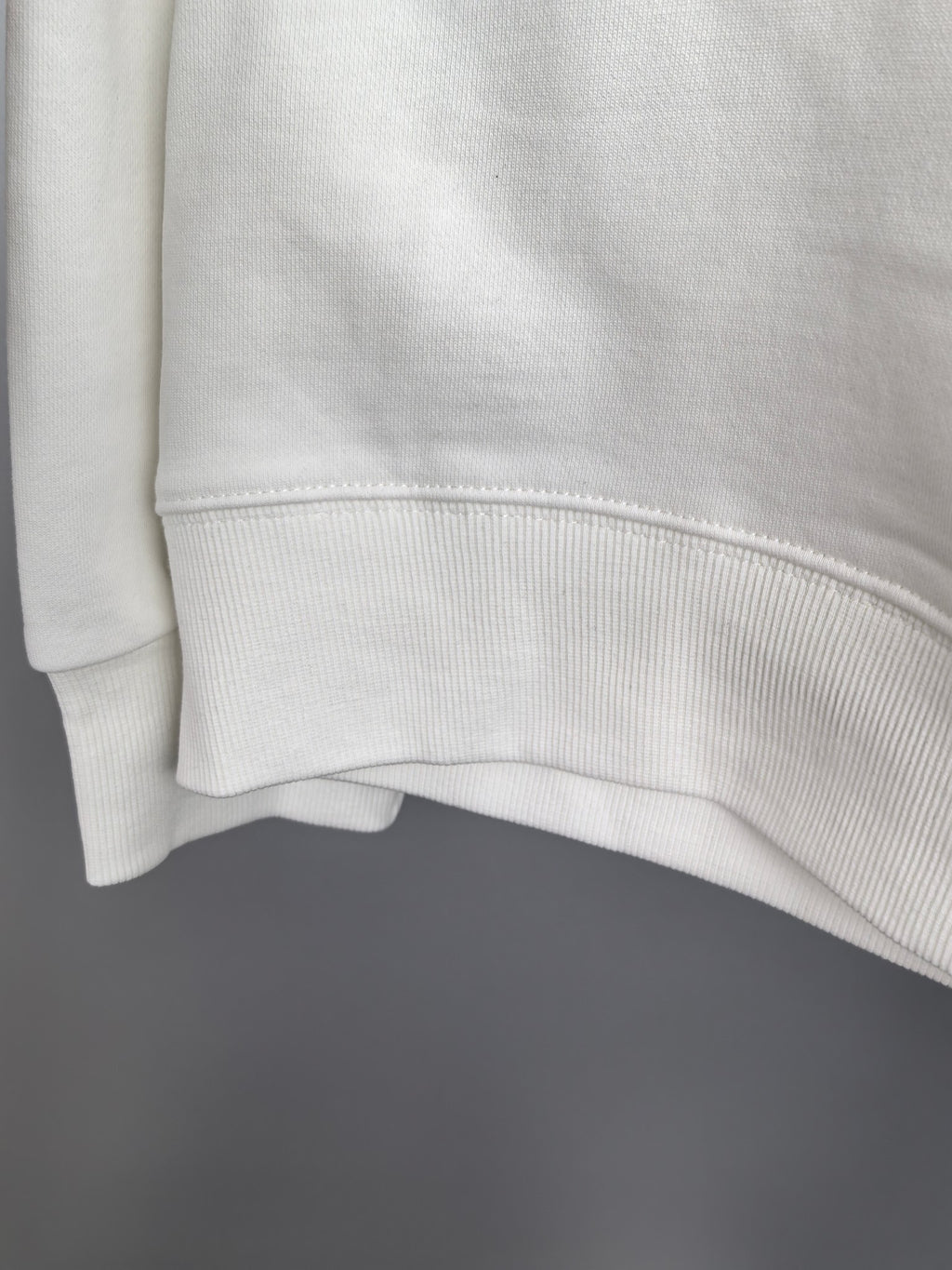 Long-sleeve sweatshirt bottom hem, ribbed cuff in white
