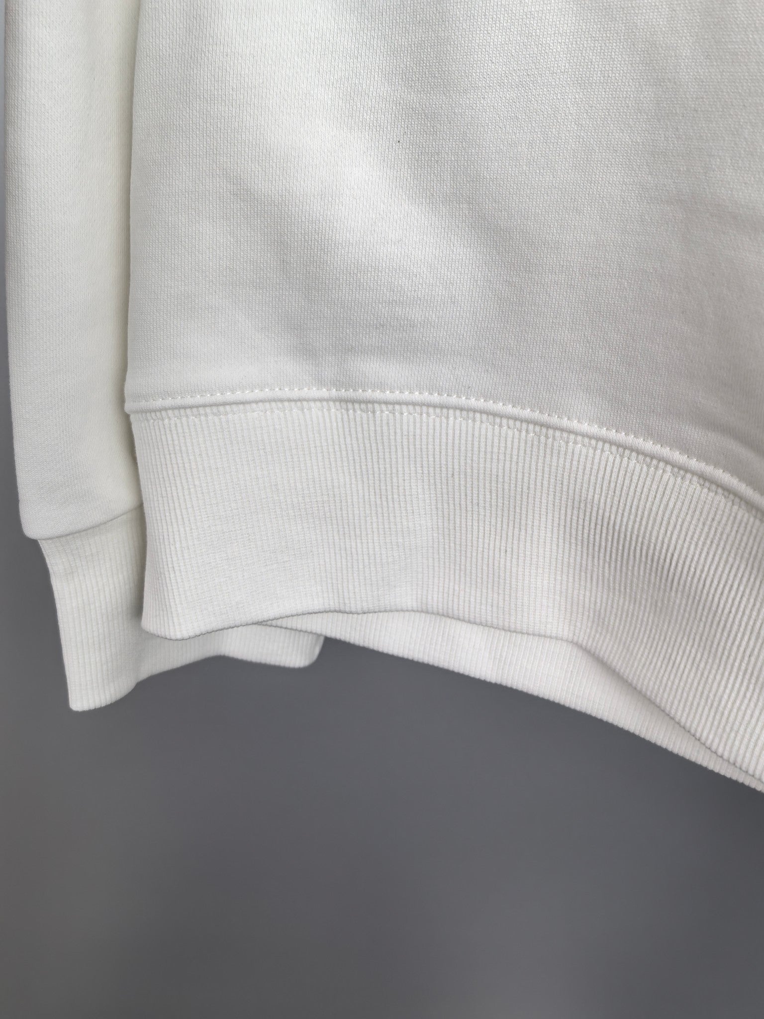 Long-sleeve sweatshirt bottom hem, ribbed cuff in white
