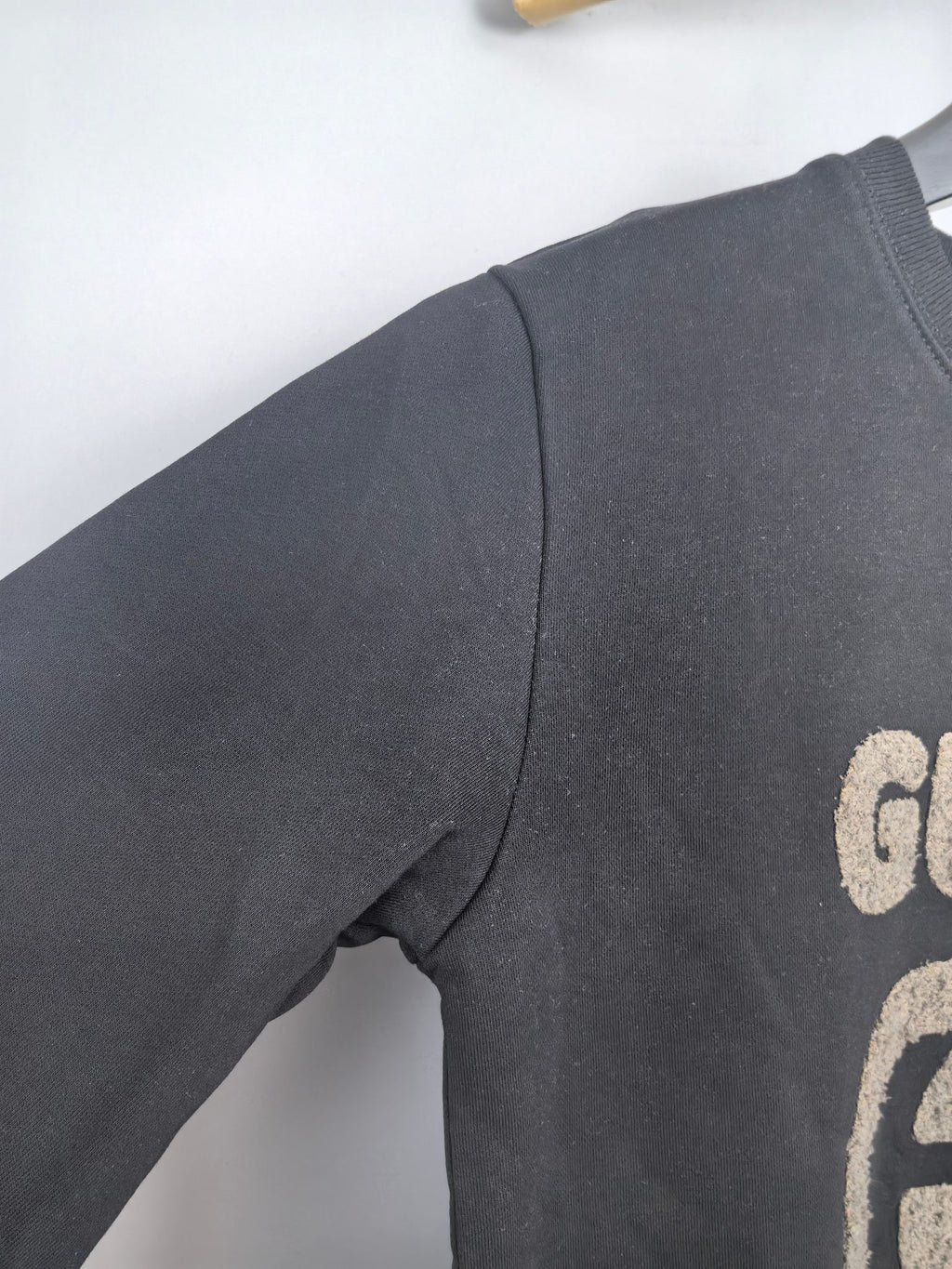 Gucci long-sleeve sweatshirt sleeve with edge of GUCCI graphic