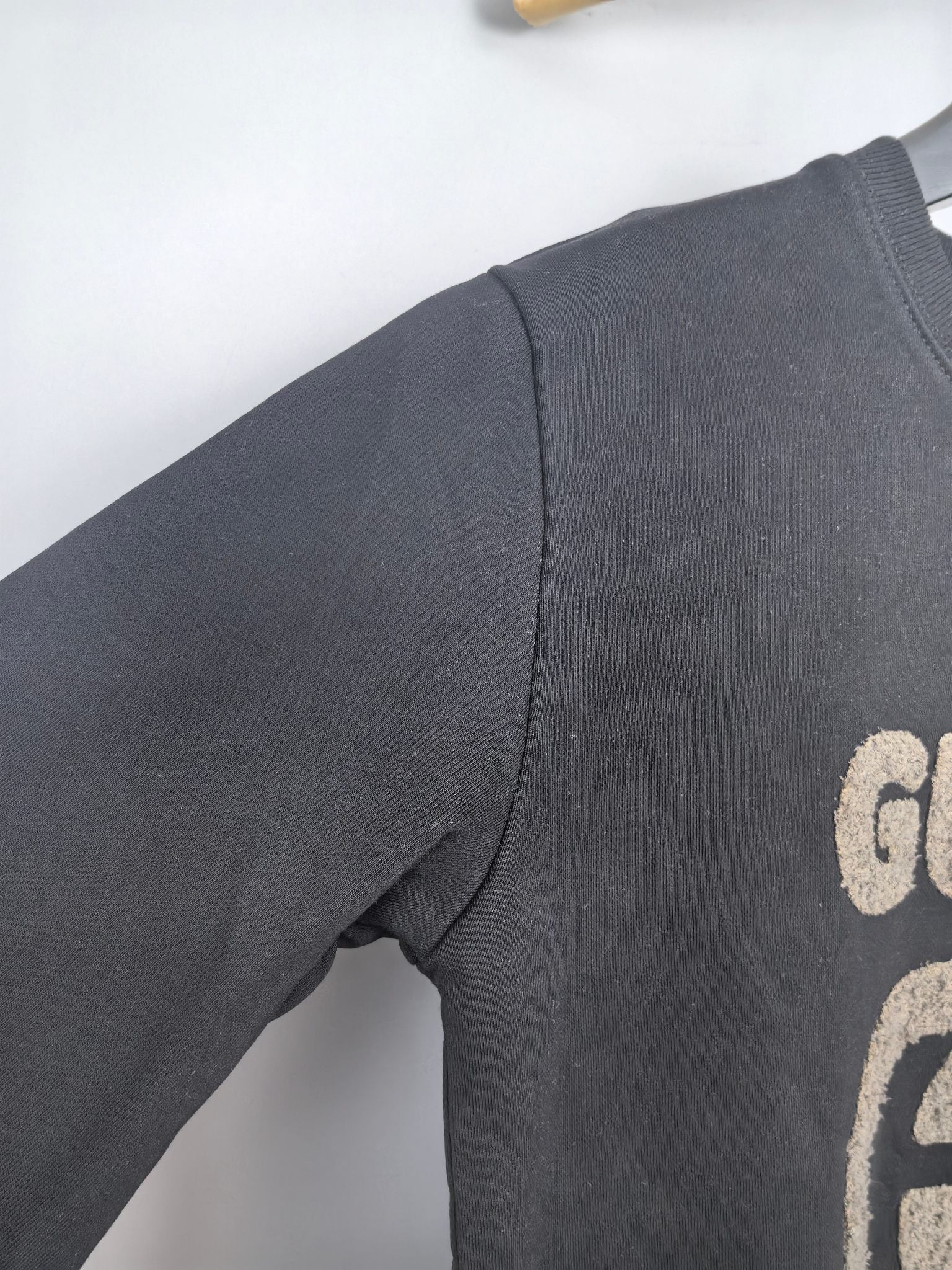 Gucci long-sleeve sweatshirt sleeve with edge of GUCCI graphic
