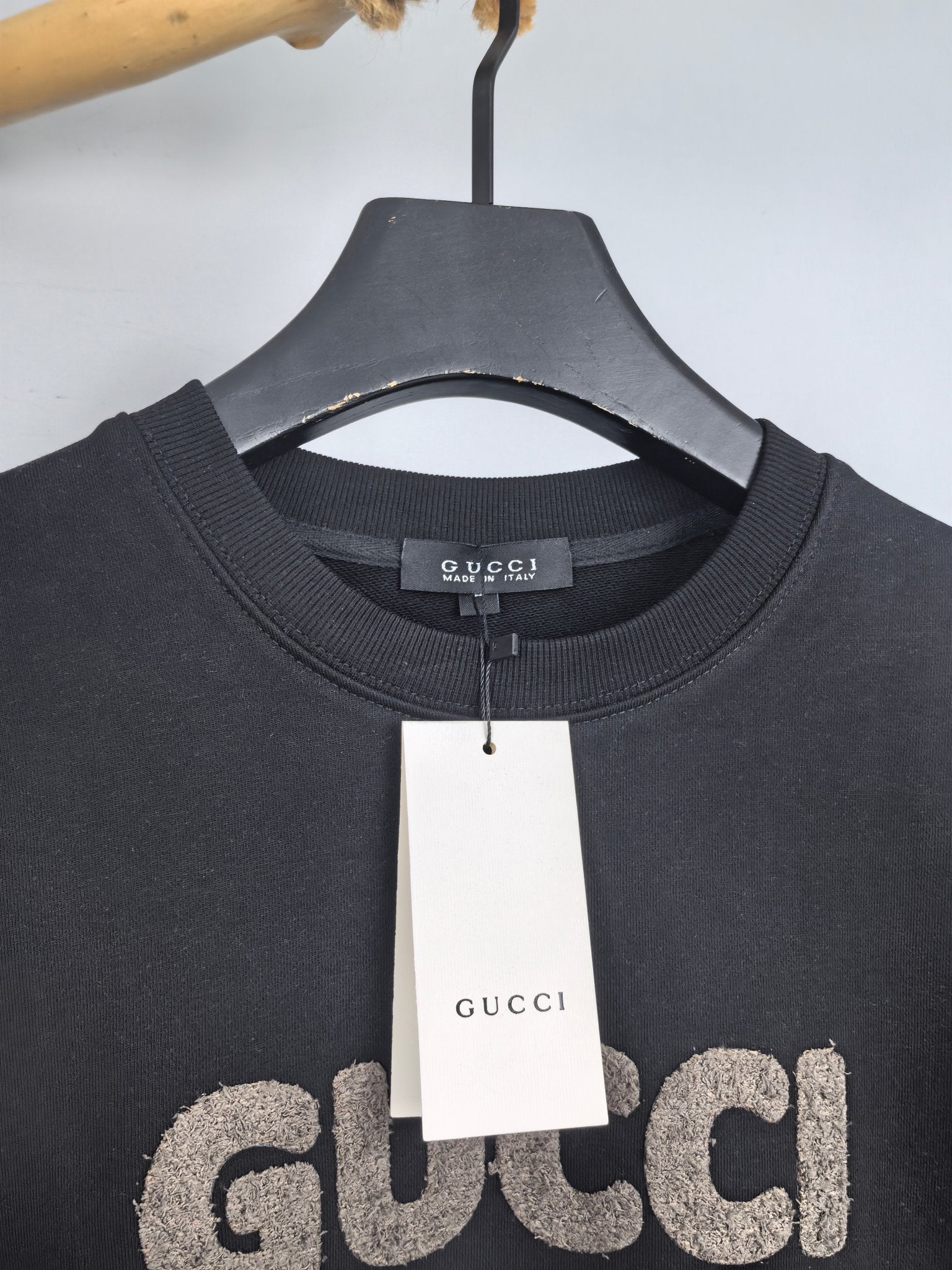 Gucci long-sleeve sweatshirt neckline with GUCCI and G pattern graphic