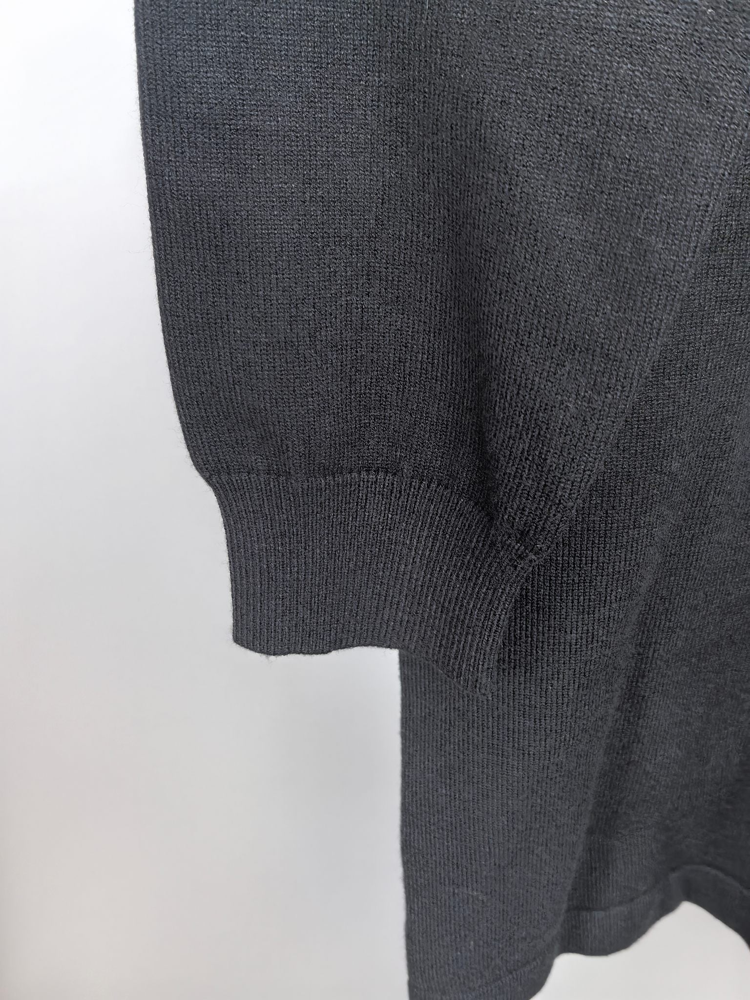 Dark sweatshirt sleeve with ribbed cuff and knit hem