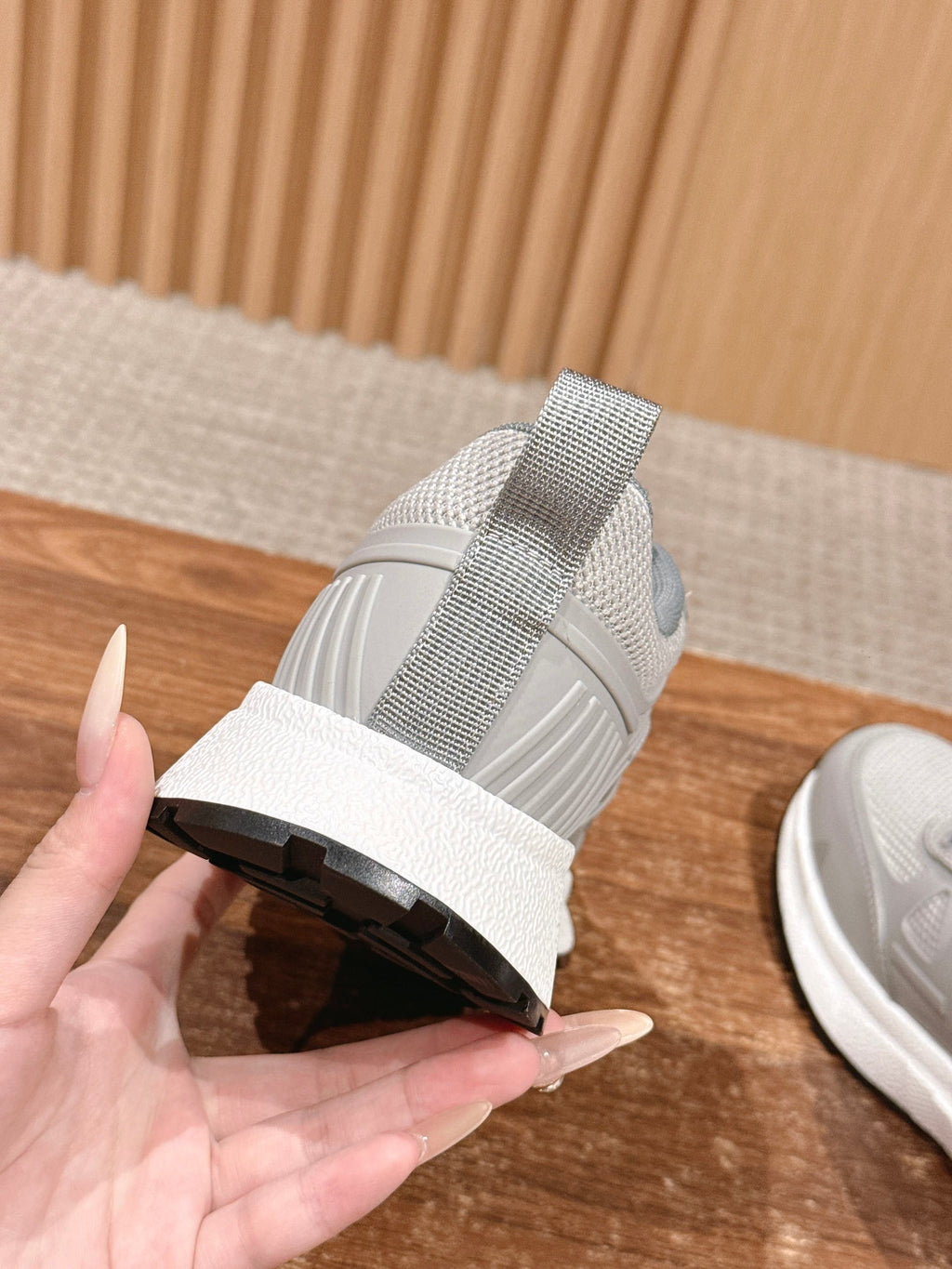 Light gray sneaker heel with ribbed strap and dark outsole