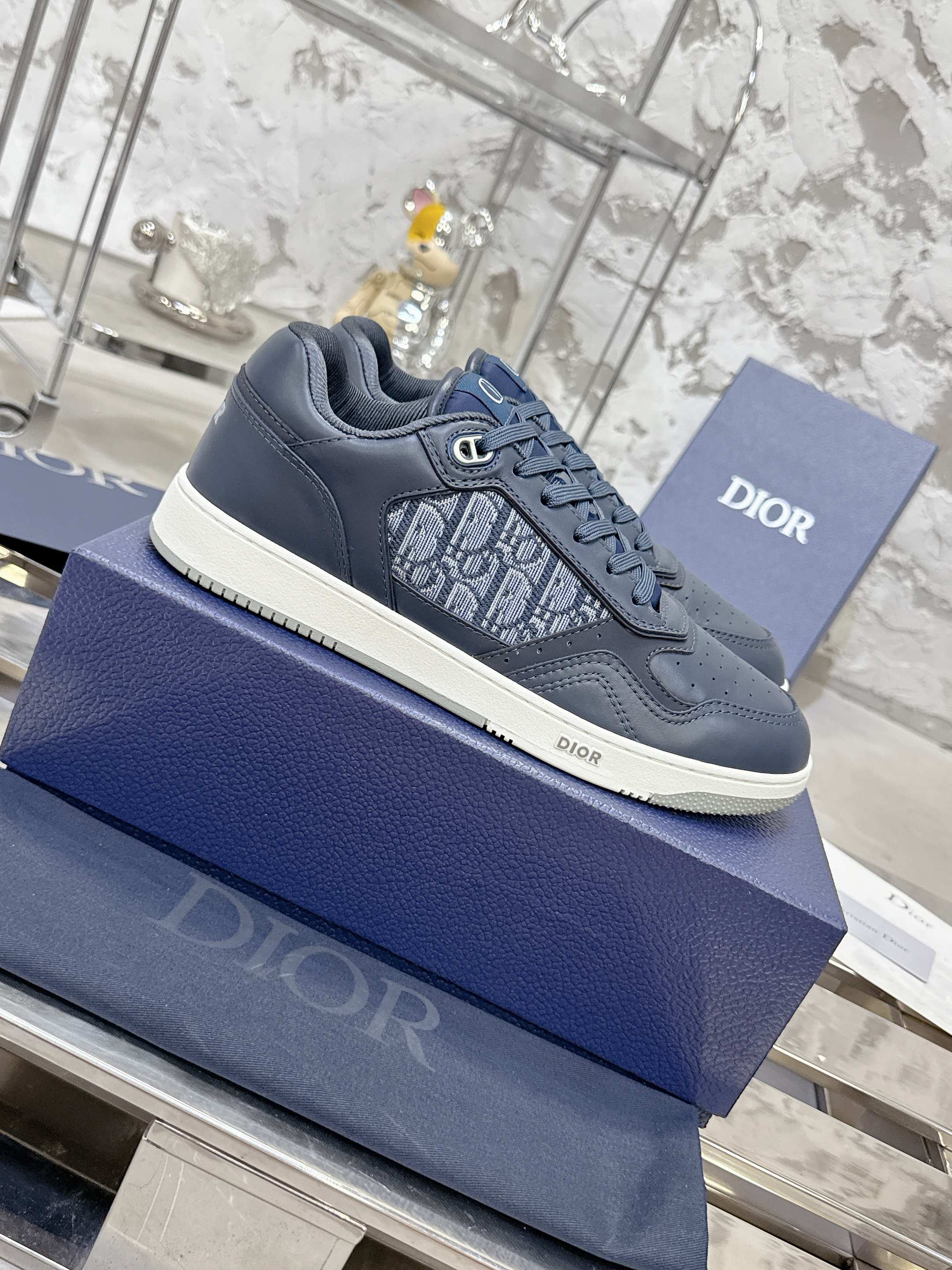 Unisex low-top sneakers in dark blue with lace-up front, patterned side panel, white sole