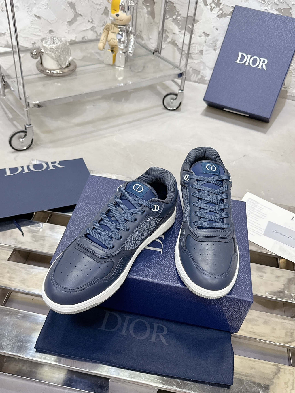 Unisex low-top sneakers in dark blue with lace-up closure and white rubber soles