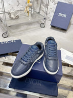 Unisex low-top sneakers in dark blue with lace-up closure and white rubber soles