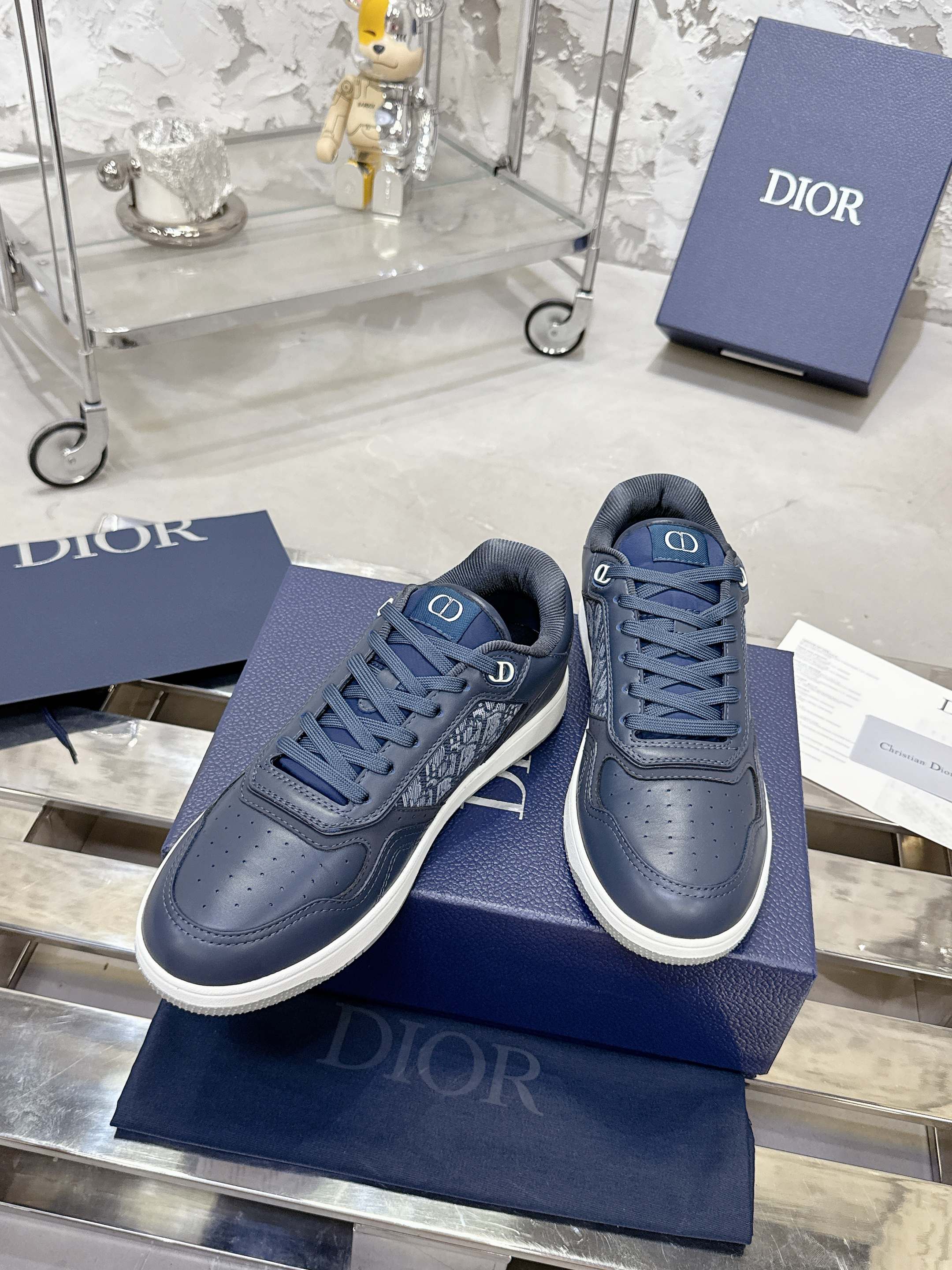 Unisex low-top sneakers in dark blue with lace-up closure and white rubber soles