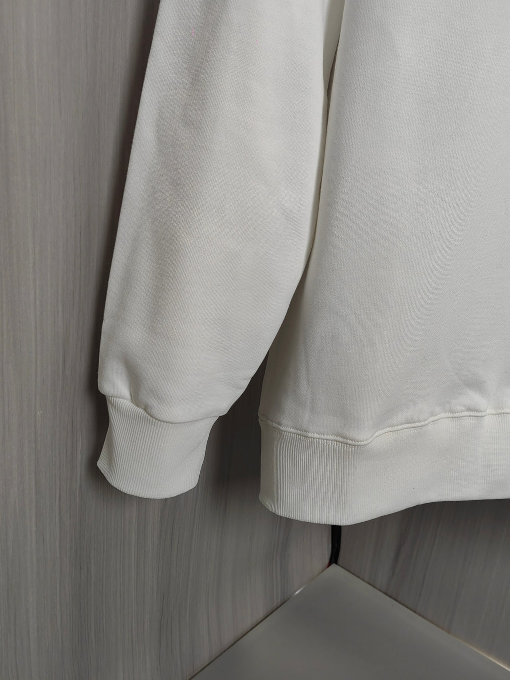 Light cream long-sleeve sweatshirt with ribbed cuffs