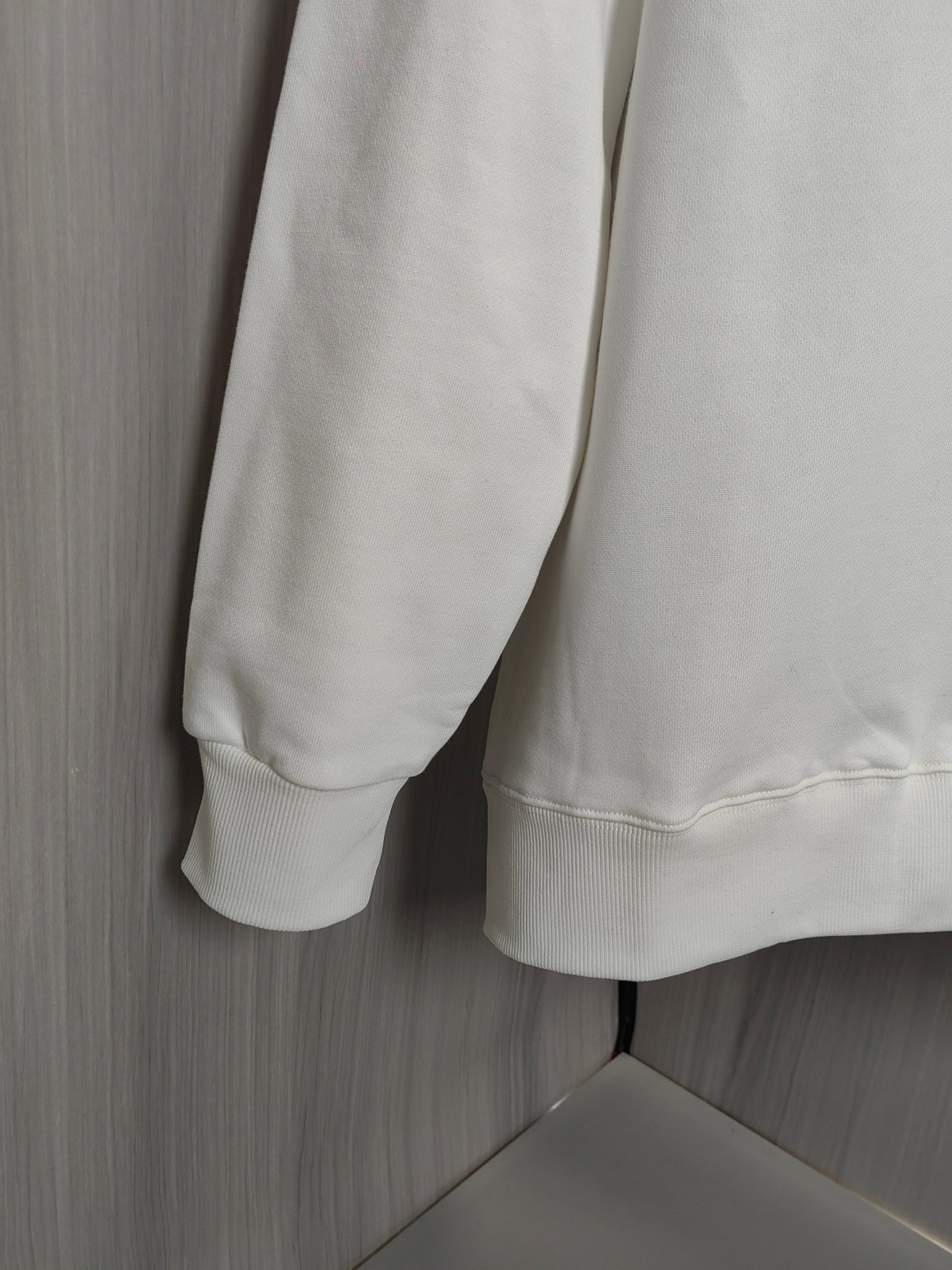 Light cream long-sleeve sweatshirt with ribbed cuffs