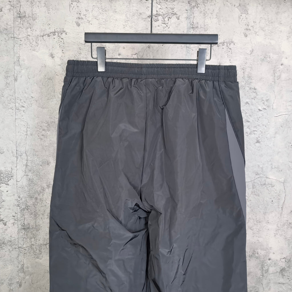 Black pants with elastic waistband and central seam detail