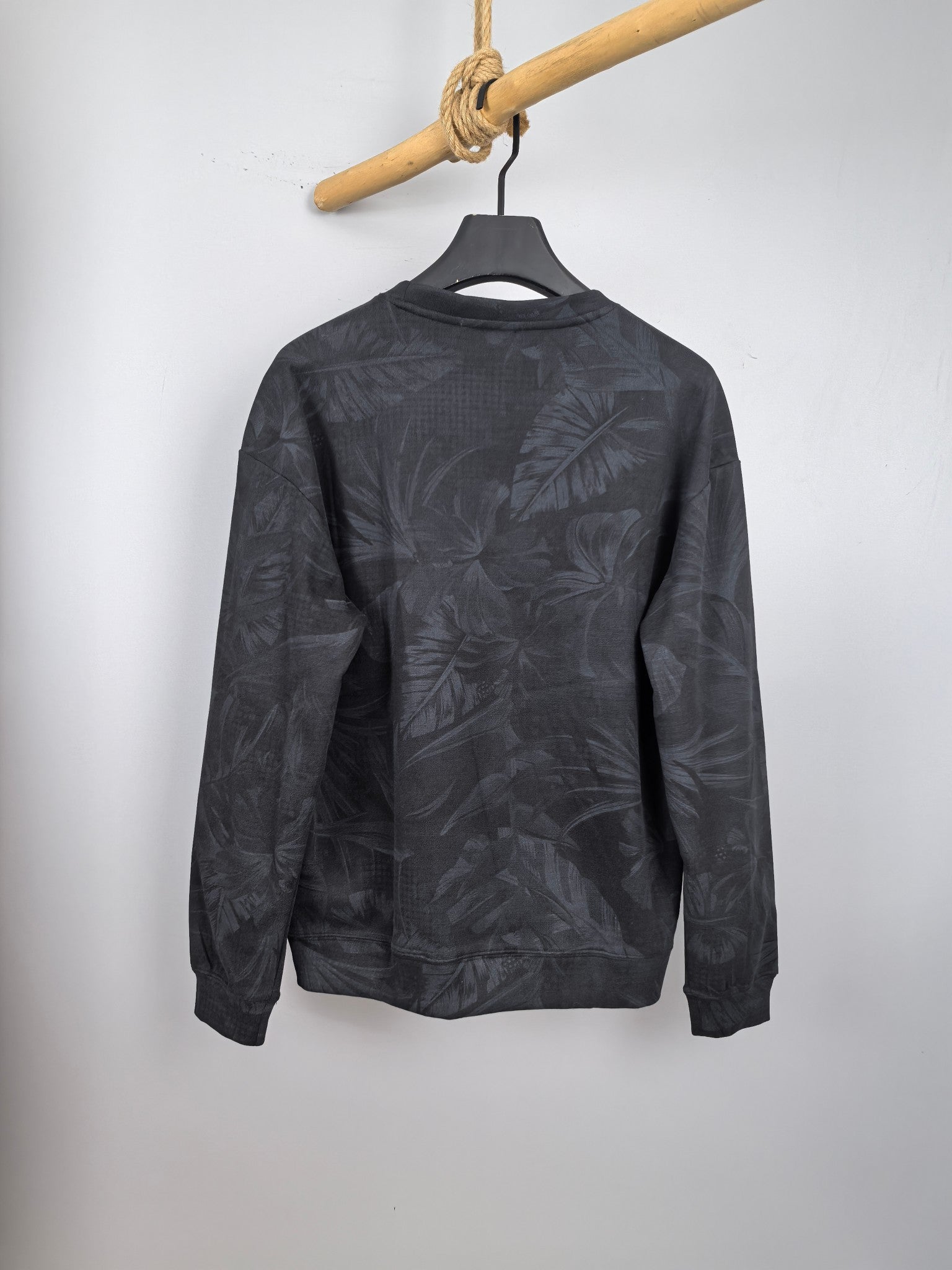 Long-sleeve sweatshirt, dark gray with leafy print, crew neck and ribbed cuffs.