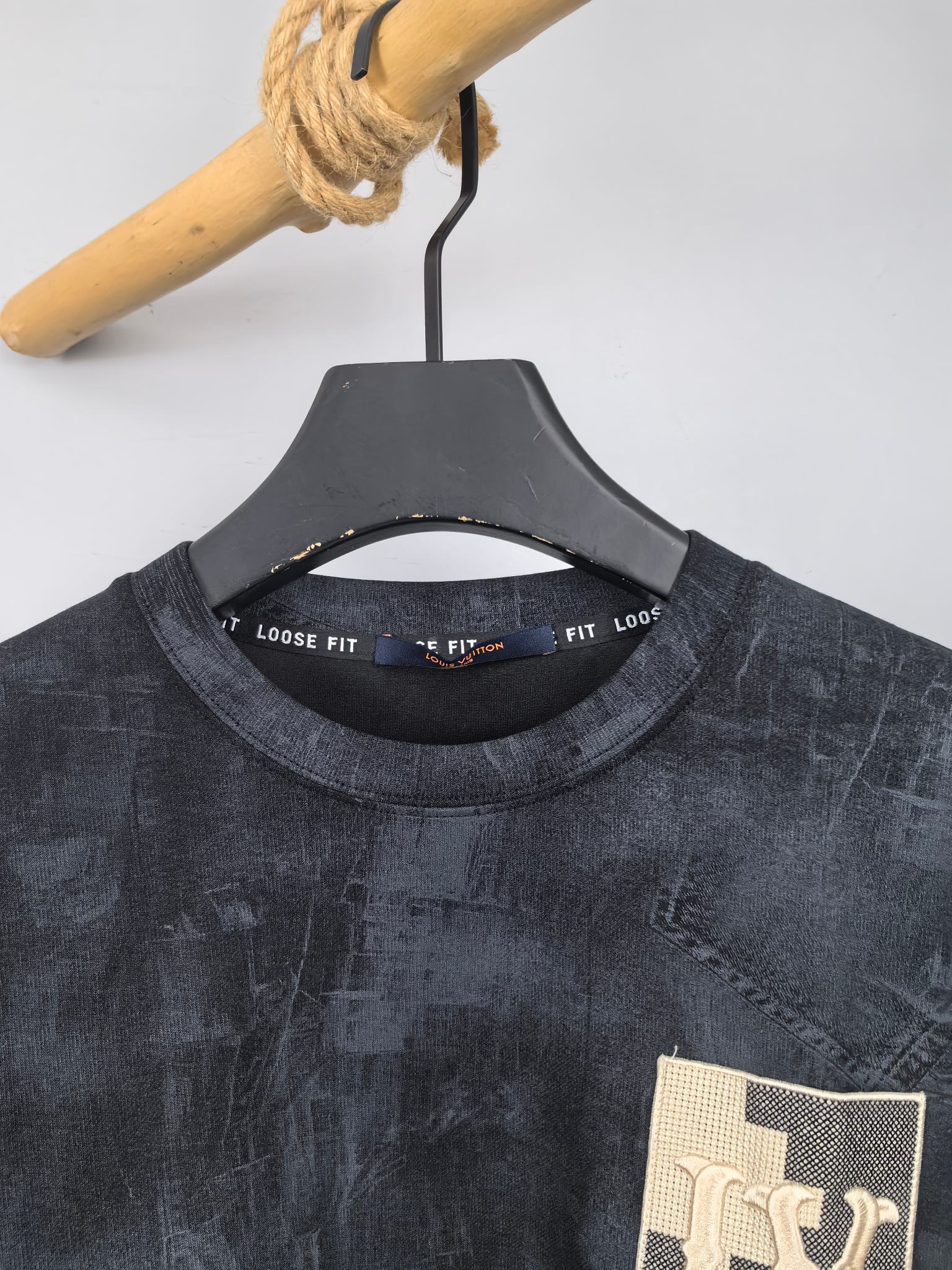 Dark navy sweatshirt neckline with black interior tag and “FIT” text