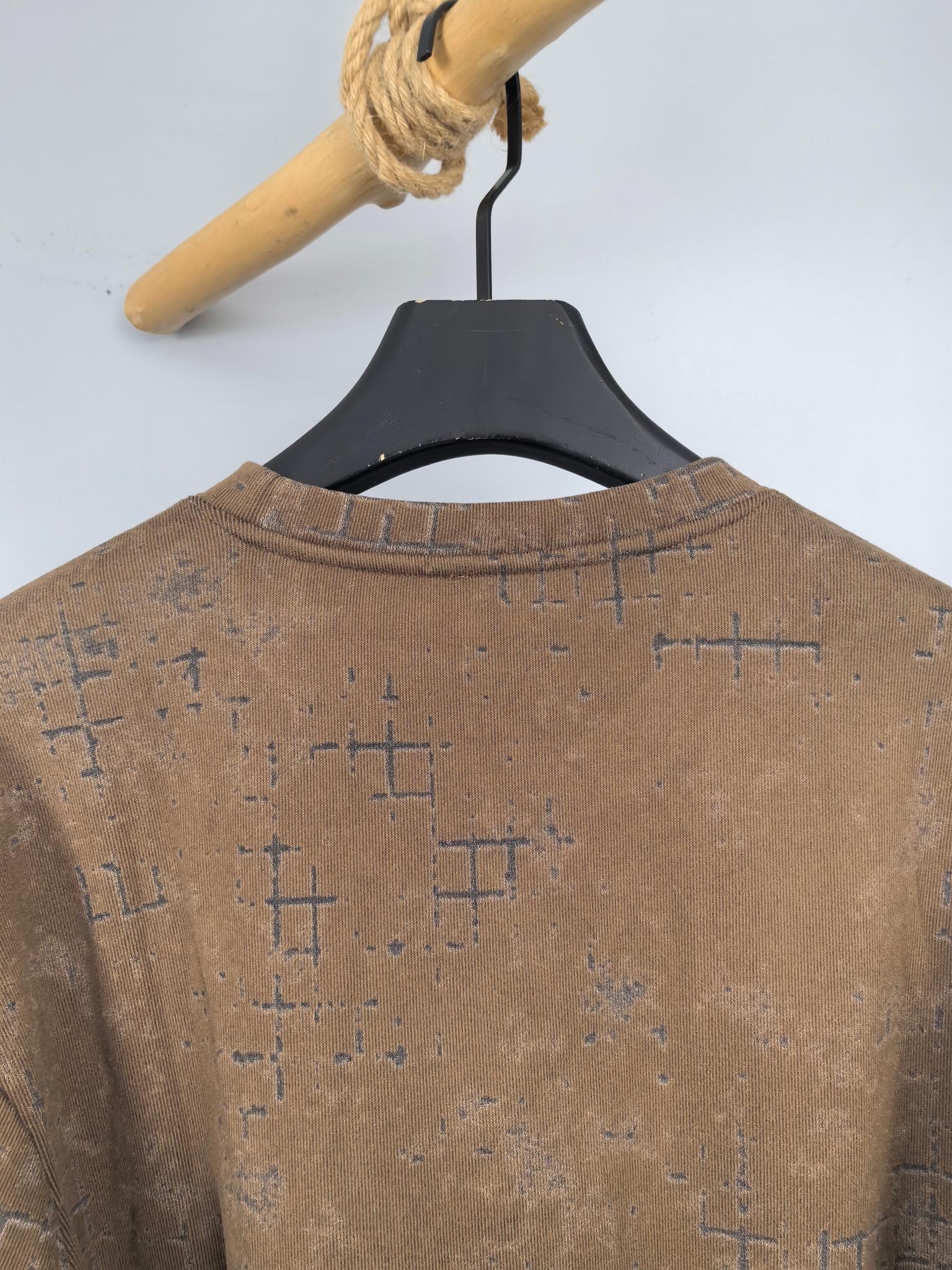 Fendi long-sleeve sweatshirt back in brown with blue print, ribbed crew collar