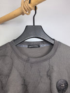Crewneck sweatshirt with ribbed collar and marble texture; round chest logo patch
