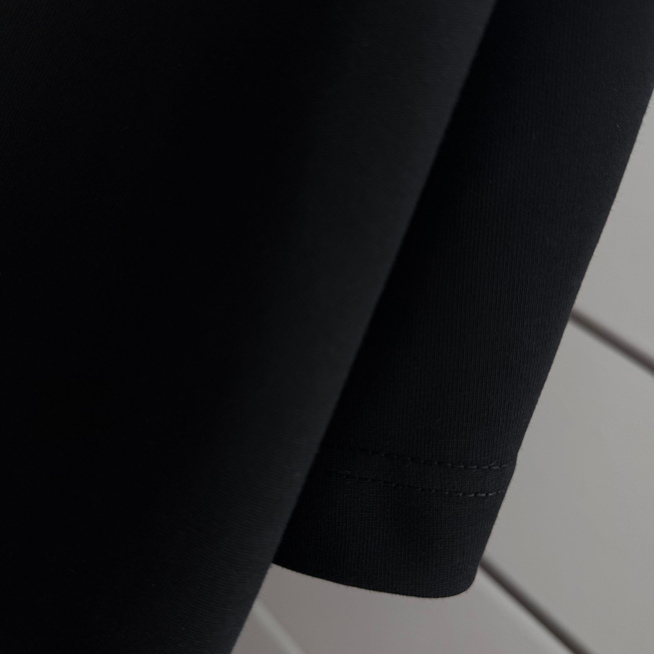 Black short-sleeve T-shirt sleeve cuff seam detail