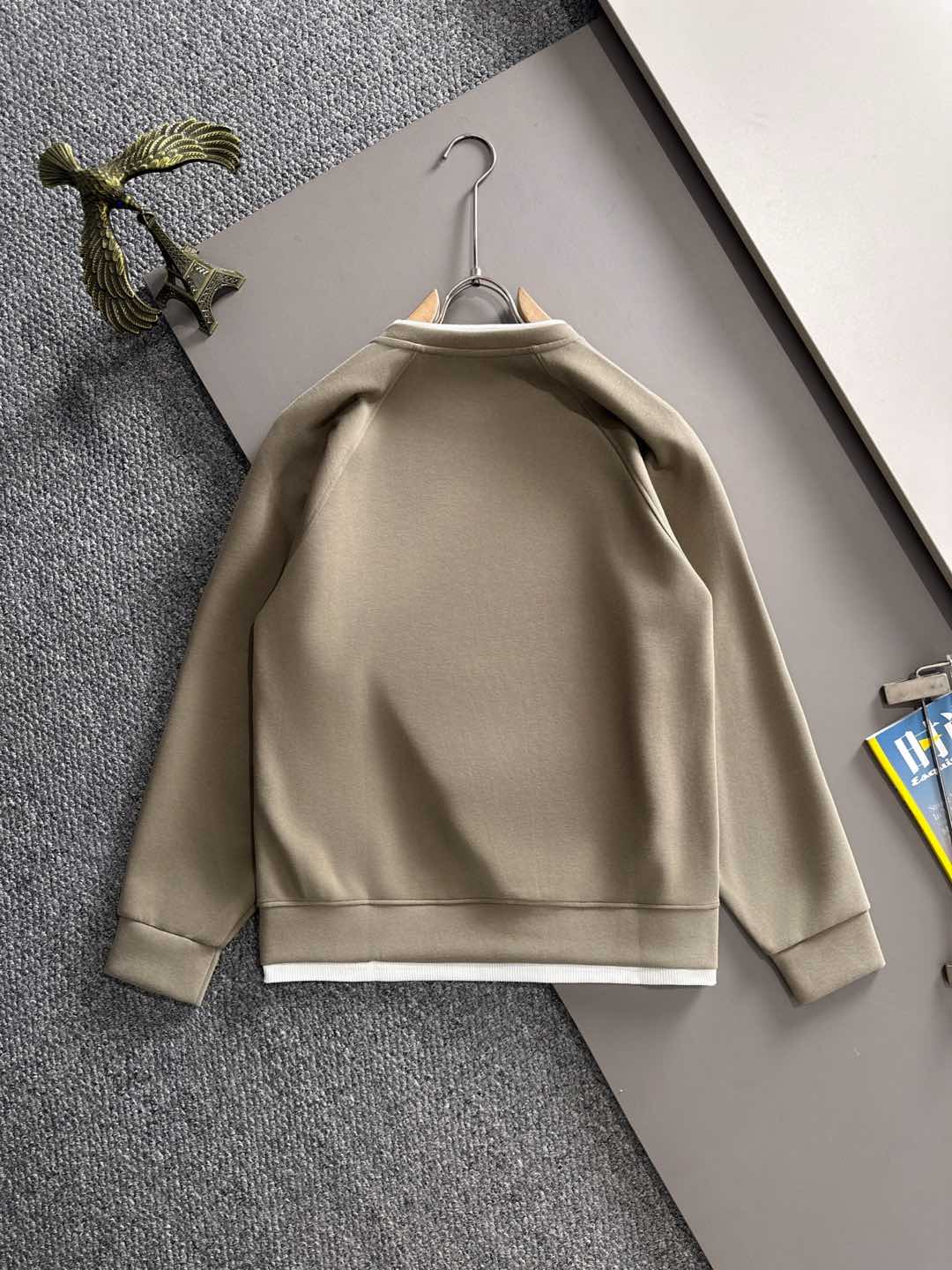 Beige crewneck sweatshirt, plain back, long sleeves