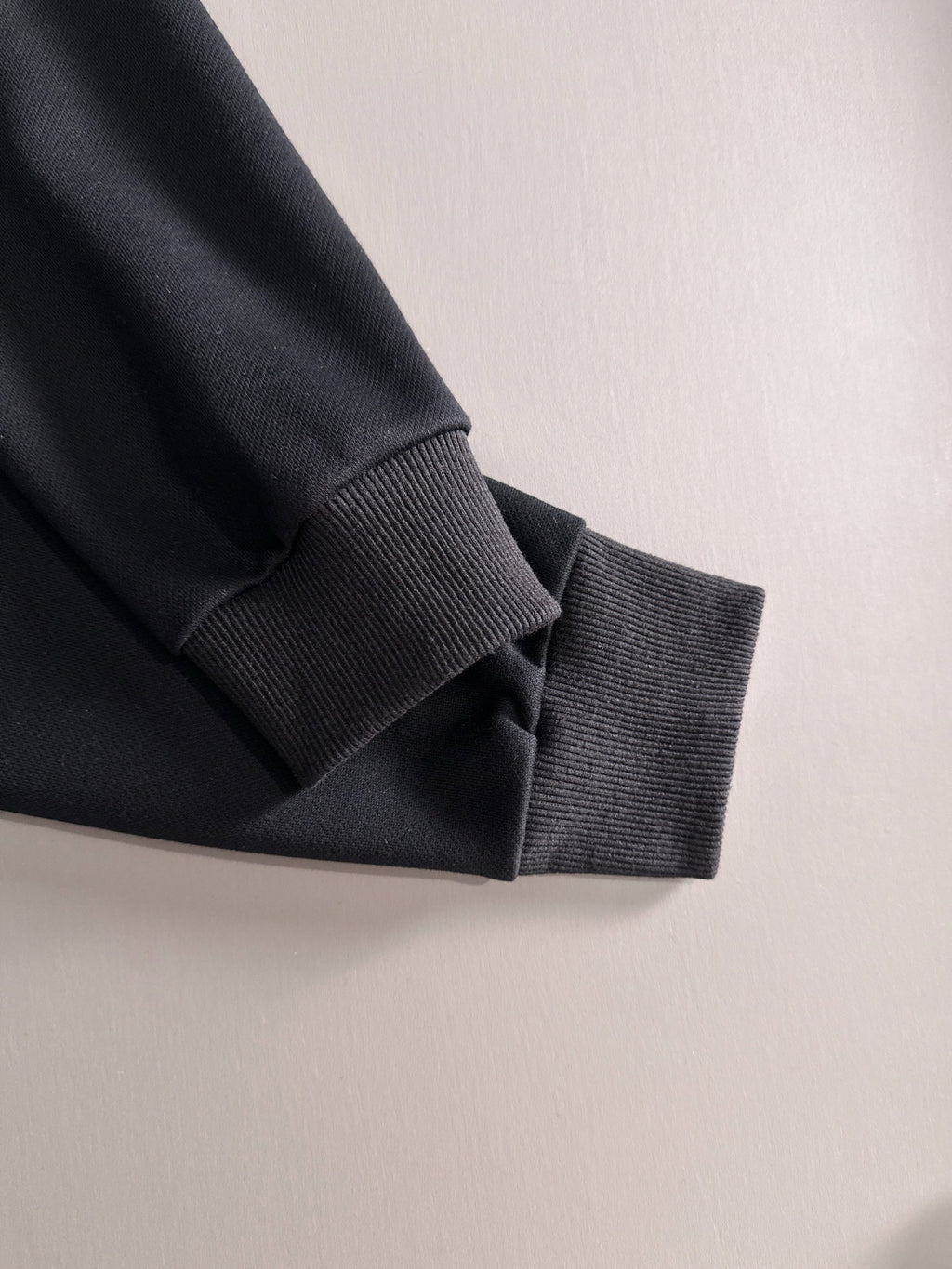 Black sweatshirt long sleeve with ribbed cuff