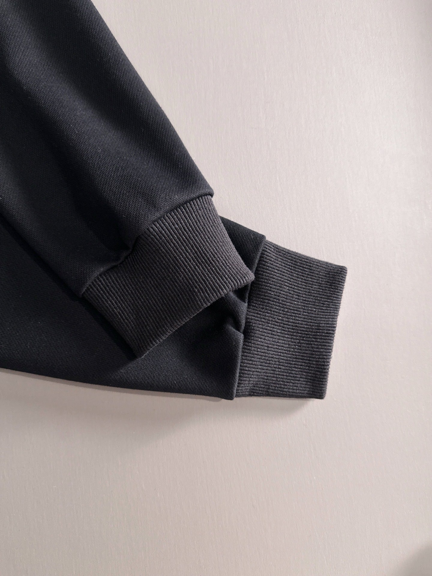 Black sweatshirt long sleeve with ribbed cuff