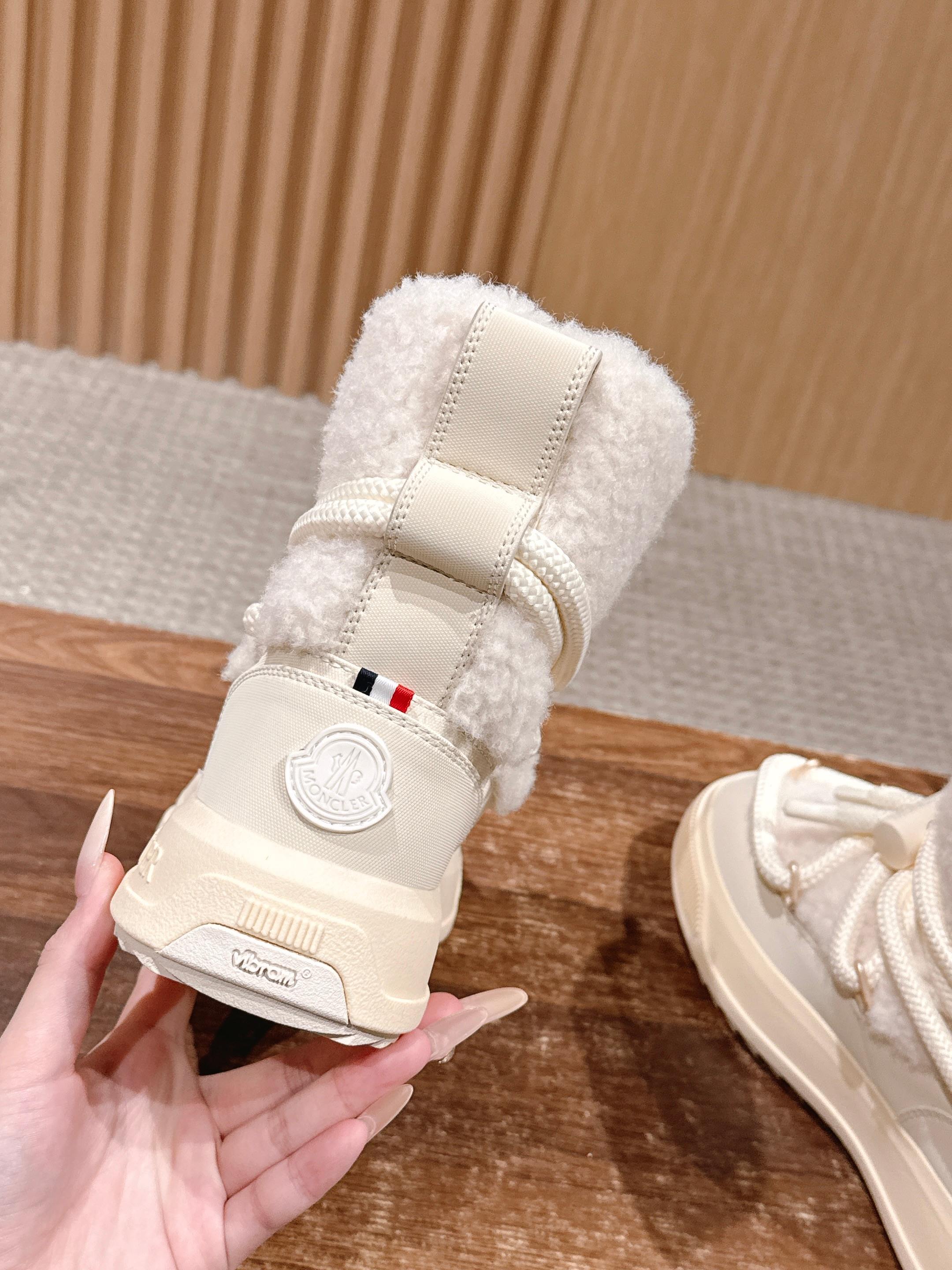 Moncler cream shearling boots with Velcro strap and tricolor logo patch